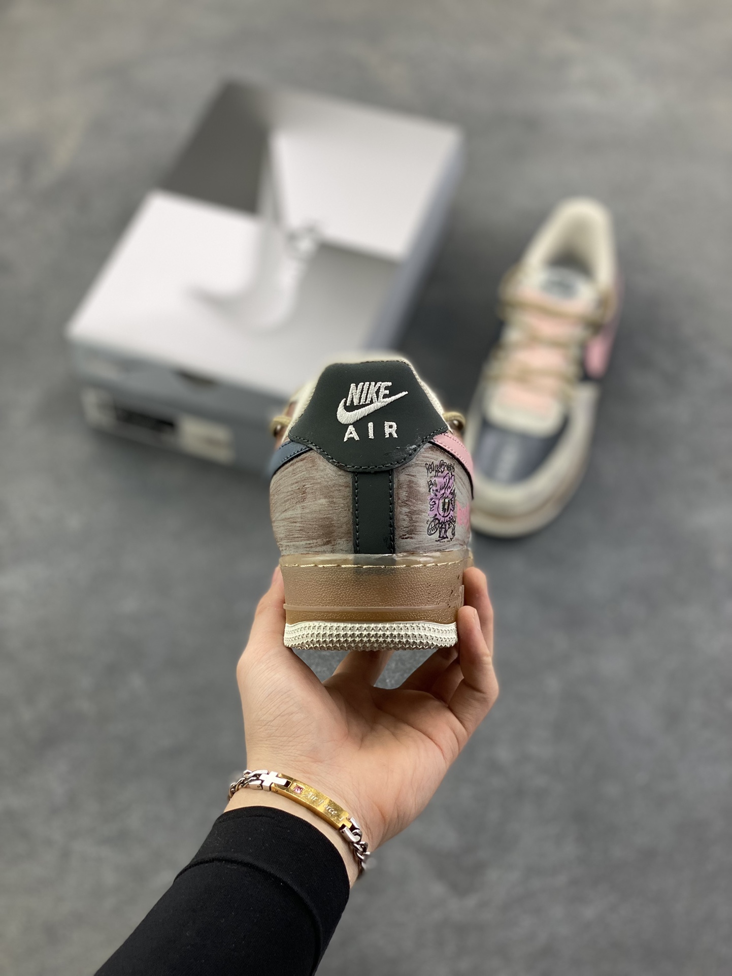 图片[4]-手绘涂鸦“雾粉日记”Nike Air Force 1 “Mist Powder Diary”空军一号定制板鞋 从旧日记本里撕下来的一页，这双鞋裹着雾面灰调的松弛感，又晕开柔粉的甜意——像阴天里忽然透出的软光。鞋身的“Nice Day：D”是随手写下的碎碎念，侧旁的涂鸦小字藏着没说尽的情绪，做旧的鞋底像踩过了几程温柔的日子 货号：CW1888-680 尺码：36 36.5 37.5 38 38.5 39 40 40.5 41 42 42.5 43 44 44.5 45-选品中心