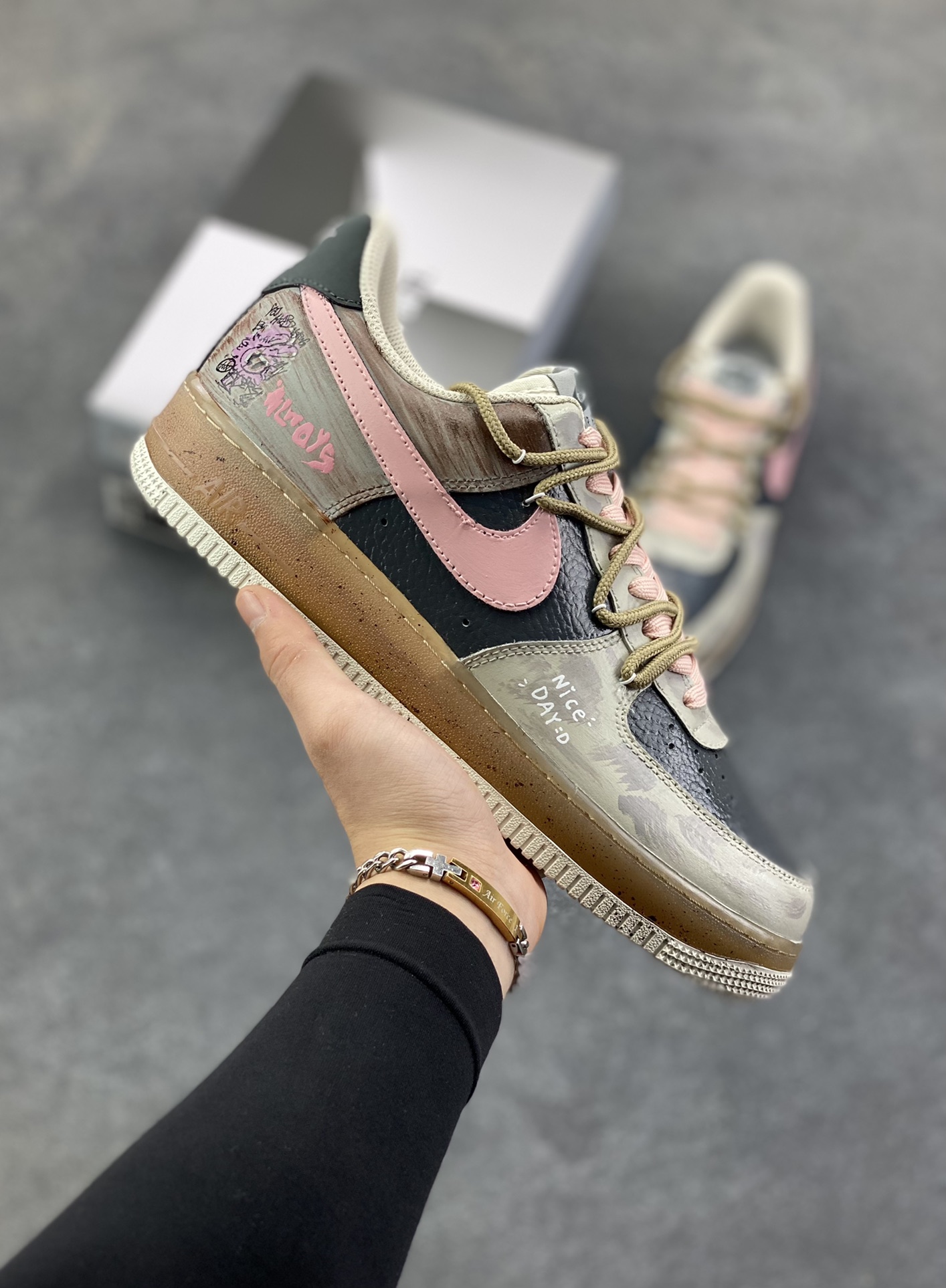 手绘涂鸦“雾粉日记”Nike Air Force 1 “Mist Powder Diary”空军一号定制板鞋 从旧日记本里撕下来的一页，这双鞋裹着雾面灰调的松弛感，又晕开柔粉的甜意——像阴天里忽然透出的软光。鞋身的“Nice Day：D”是随手写下的碎碎念，侧旁的涂鸦小字藏着没说尽的情绪，做旧的鞋底像踩过了几程温柔的日子 货号：CW1888-680 尺码：36 36.5 37.5 38 38.5 39 40 40.5 41 42 42.5 43 44 44.5 45-选品中心