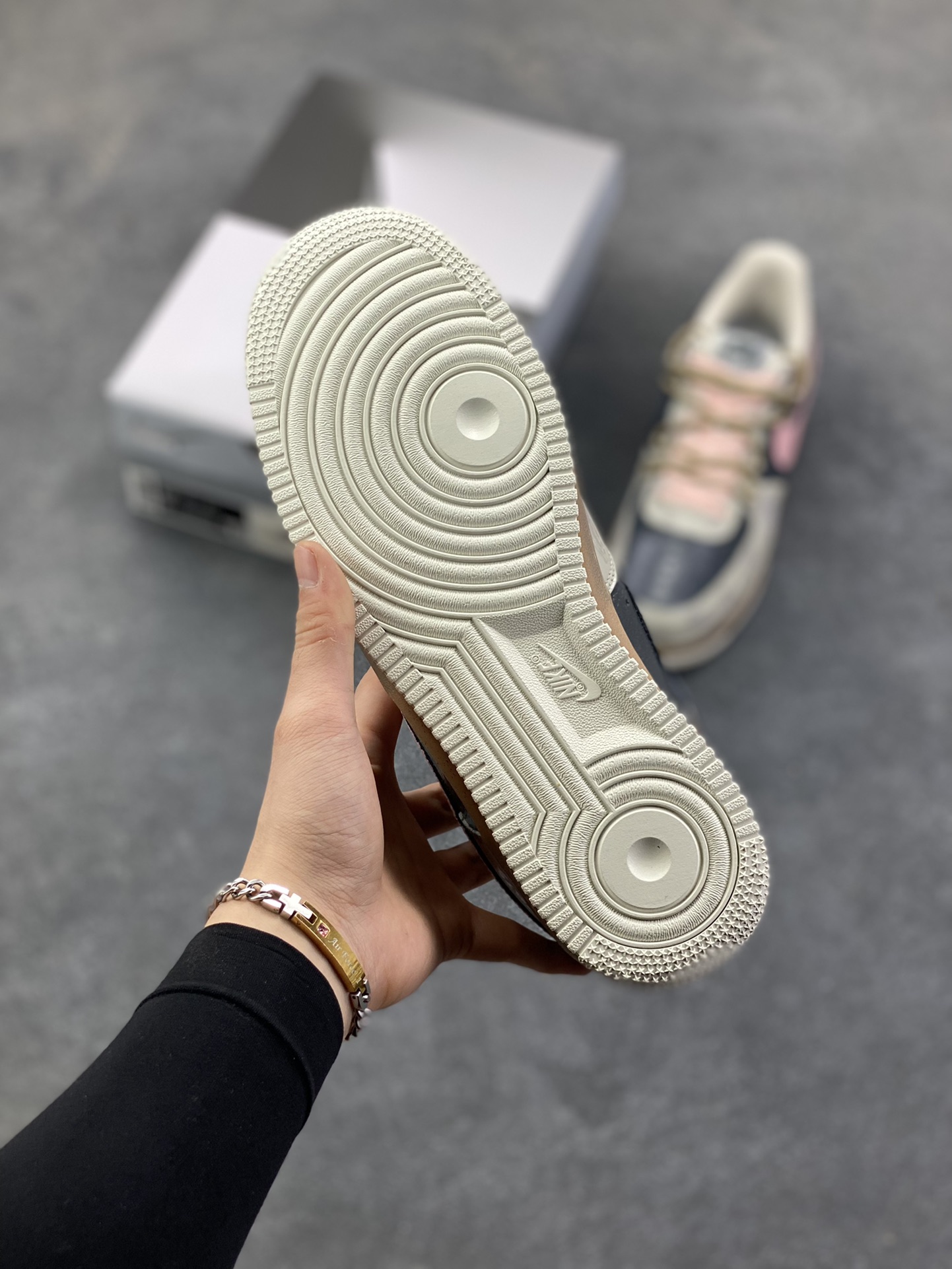 图片[5]-手绘涂鸦“雾粉日记”Nike Air Force 1 “Mist Powder Diary”空军一号定制板鞋 从旧日记本里撕下来的一页，这双鞋裹着雾面灰调的松弛感，又晕开柔粉的甜意——像阴天里忽然透出的软光。鞋身的“Nice Day：D”是随手写下的碎碎念，侧旁的涂鸦小字藏着没说尽的情绪，做旧的鞋底像踩过了几程温柔的日子 货号：CW1888-680 尺码：36 36.5 37.5 38 38.5 39 40 40.5 41 42 42.5 43 44 44.5 45-选品中心