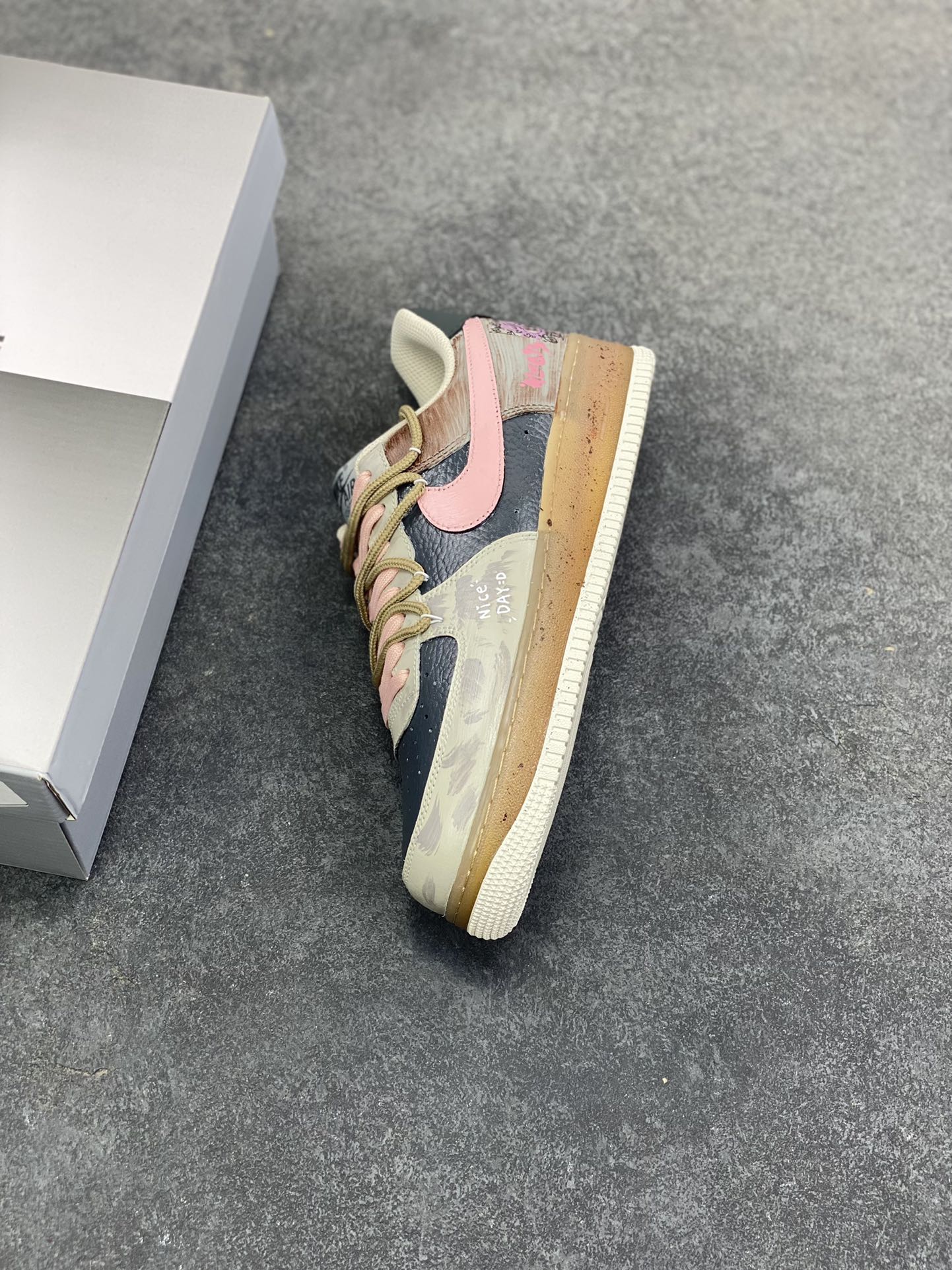 图片[7]-手绘涂鸦“雾粉日记”Nike Air Force 1 “Mist Powder Diary”空军一号定制板鞋 从旧日记本里撕下来的一页，这双鞋裹着雾面灰调的松弛感，又晕开柔粉的甜意——像阴天里忽然透出的软光。鞋身的“Nice Day：D”是随手写下的碎碎念，侧旁的涂鸦小字藏着没说尽的情绪，做旧的鞋底像踩过了几程温柔的日子 货号：CW1888-680 尺码：36 36.5 37.5 38 38.5 39 40 40.5 41 42 42.5 43 44 44.5 45-选品中心