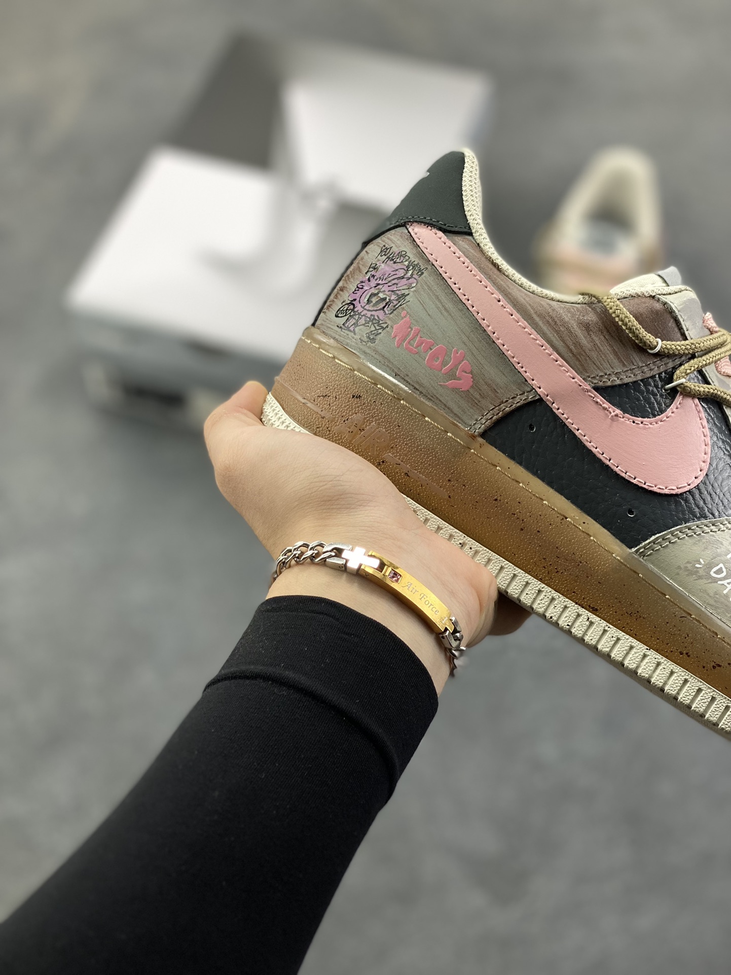 图片[6]-手绘涂鸦“雾粉日记”Nike Air Force 1 “Mist Powder Diary”空军一号定制板鞋 从旧日记本里撕下来的一页，这双鞋裹着雾面灰调的松弛感，又晕开柔粉的甜意——像阴天里忽然透出的软光。鞋身的“Nice Day：D”是随手写下的碎碎念，侧旁的涂鸦小字藏着没说尽的情绪，做旧的鞋底像踩过了几程温柔的日子 货号：CW1888-680 尺码：36 36.5 37.5 38 38.5 39 40 40.5 41 42 42.5 43 44 44.5 45-选品中心
