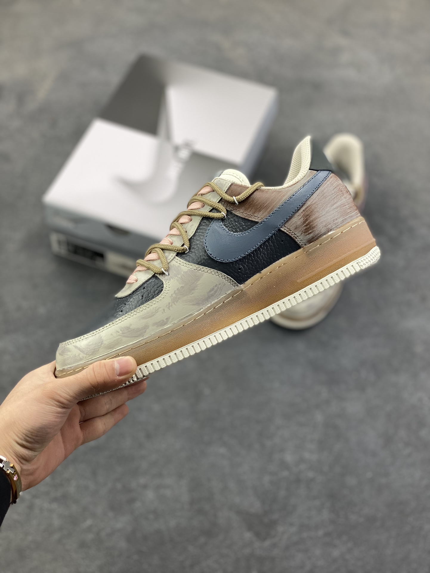 图片[3]-手绘涂鸦“雾粉日记”Nike Air Force 1 “Mist Powder Diary”空军一号定制板鞋 从旧日记本里撕下来的一页，这双鞋裹着雾面灰调的松弛感，又晕开柔粉的甜意——像阴天里忽然透出的软光。鞋身的“Nice Day：D”是随手写下的碎碎念，侧旁的涂鸦小字藏着没说尽的情绪，做旧的鞋底像踩过了几程温柔的日子 货号：CW1888-680 尺码：36 36.5 37.5 38 38.5 39 40 40.5 41 42 42.5 43 44 44.5 45-选品中心