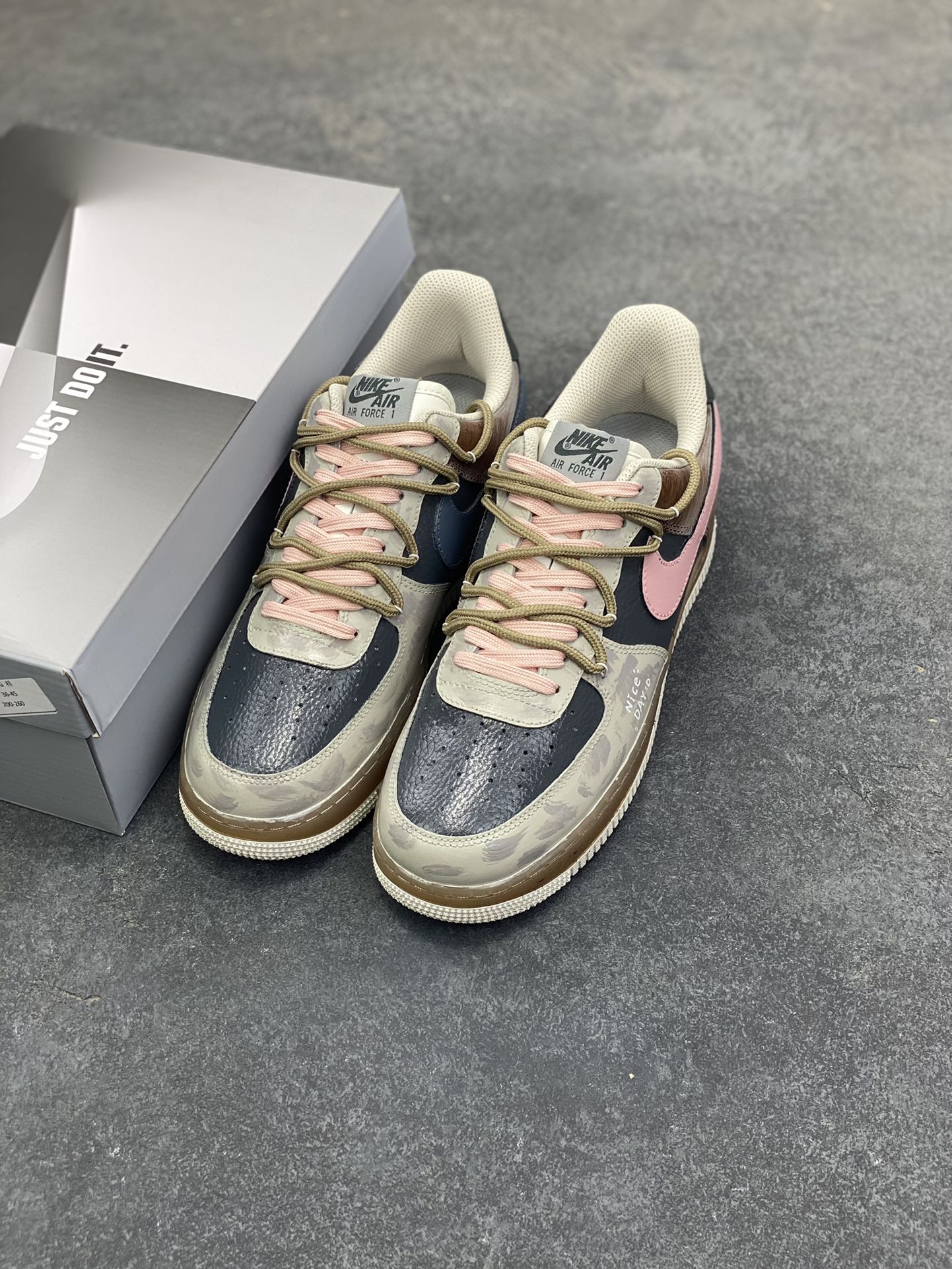 图片[8]-手绘涂鸦“雾粉日记”Nike Air Force 1 “Mist Powder Diary”空军一号定制板鞋 从旧日记本里撕下来的一页，这双鞋裹着雾面灰调的松弛感，又晕开柔粉的甜意——像阴天里忽然透出的软光。鞋身的“Nice Day：D”是随手写下的碎碎念，侧旁的涂鸦小字藏着没说尽的情绪，做旧的鞋底像踩过了几程温柔的日子 货号：CW1888-680 尺码：36 36.5 37.5 38 38.5 39 40 40.5 41 42 42.5 43 44 44.5 45-选品中心
