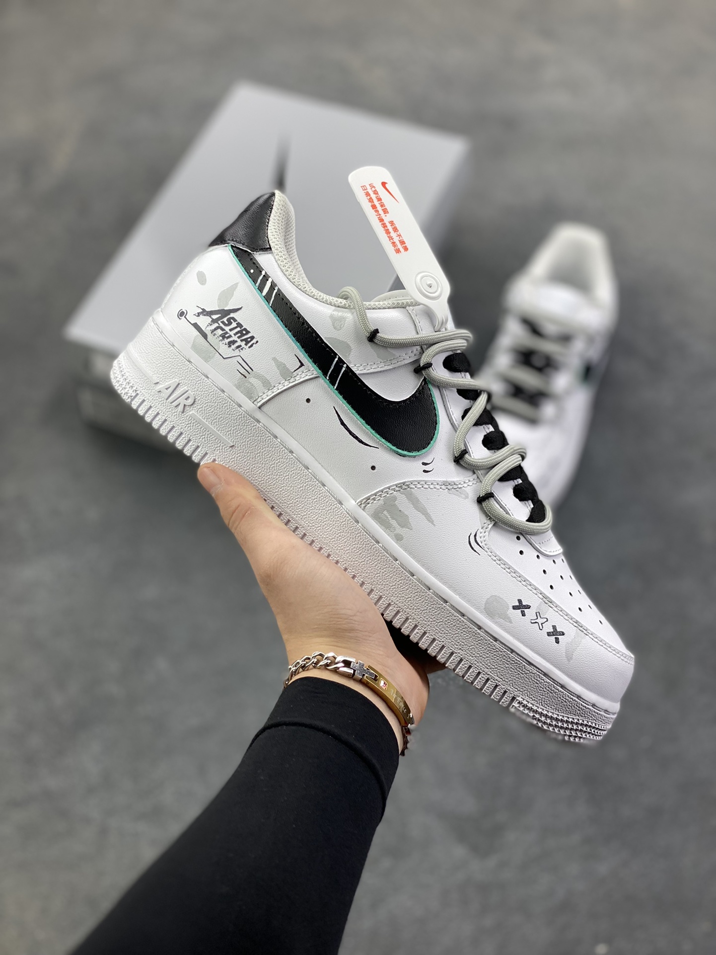 【定制球鞋】Nike Air Force 1 拂晓之诗 涂鸦手绘 暗纹 解构 耐磨 低帮 板鞋 男女同款原楦头原纸板 原装鞋盒 定制五金配件 内置全掌气垫 原厂鞋底 货号：CW2288-111 尺码： 36 36.5 37.5 38 38.5 39 40 40.5 41 42 42.5 43 44 44.5 45-选品中心