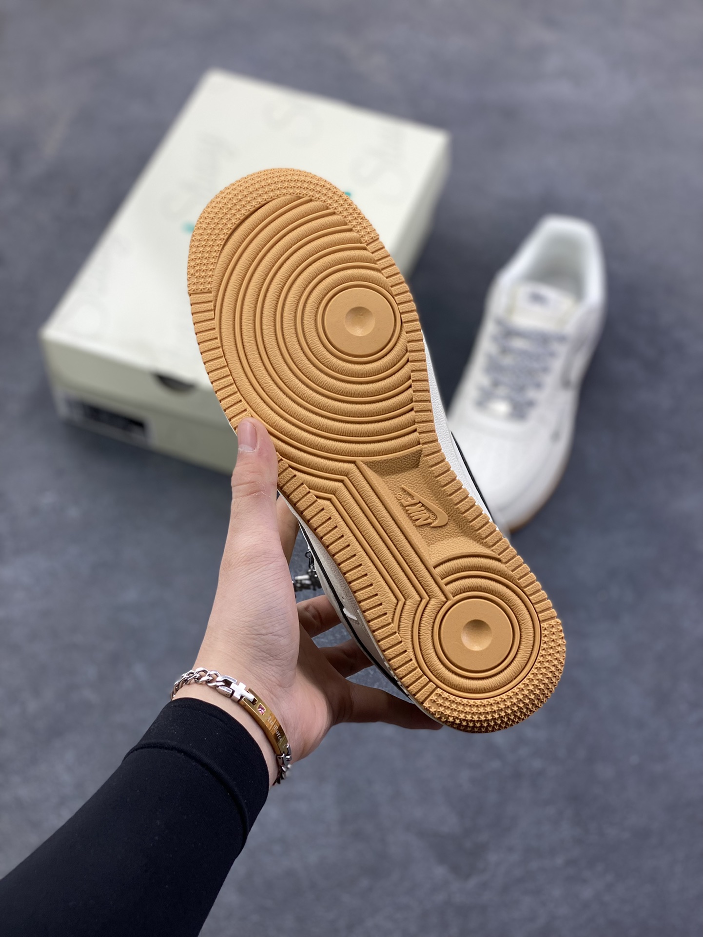 图片[5]-NIke Air Force 1 \’07 Low “斯图西联名——米白生胶底”空军一号 低帮 运动鞋 休闲鞋 折边针车 工艺难度大 原楦头原纸板 原装鞋盒 定制五金配件 内置全掌气垫 原厂鞋底 货号：CS5288-055 尺码：36 36.5 37.5 38 38.5 39 40 40.5 41 42 42.5 43 44 44.5 45-选品中心