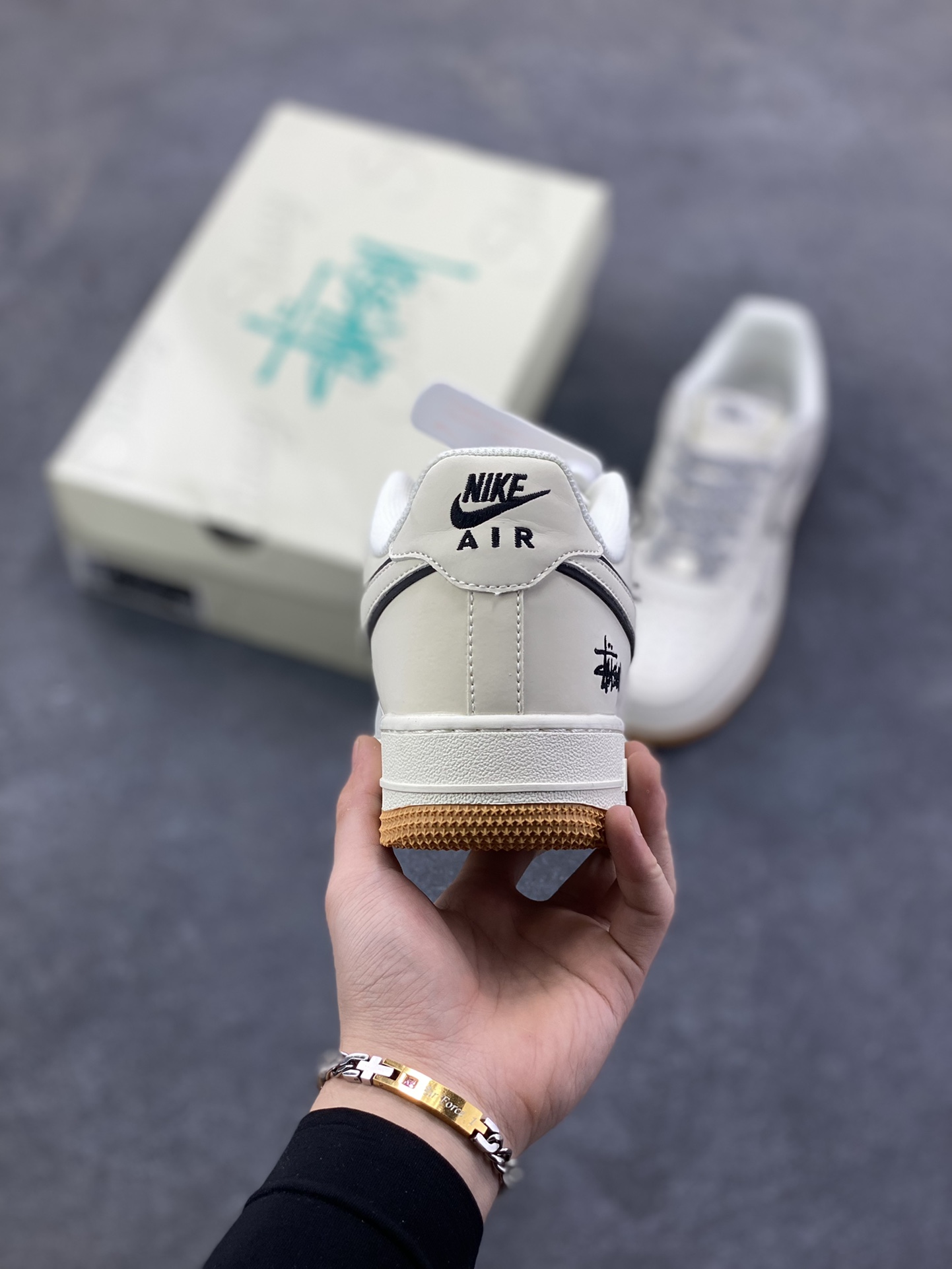 图片[4]-NIke Air Force 1 \’07 Low “斯图西联名——米白生胶底”空军一号 低帮 运动鞋 休闲鞋 折边针车 工艺难度大 原楦头原纸板 原装鞋盒 定制五金配件 内置全掌气垫 原厂鞋底 货号：CS5288-055 尺码：36 36.5 37.5 38 38.5 39 40 40.5 41 42 42.5 43 44 44.5 45-选品中心