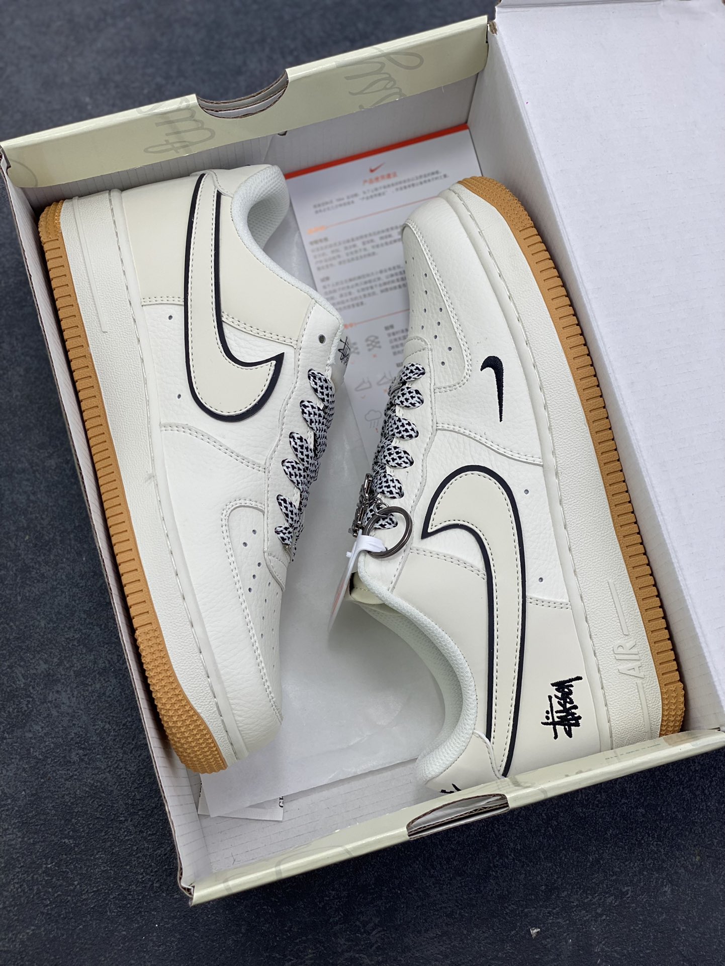 图片[9]-NIke Air Force 1 \’07 Low “斯图西联名——米白生胶底”空军一号 低帮 运动鞋 休闲鞋 折边针车 工艺难度大 原楦头原纸板 原装鞋盒 定制五金配件 内置全掌气垫 原厂鞋底 货号：CS5288-055 尺码：36 36.5 37.5 38 38.5 39 40 40.5 41 42 42.5 43 44 44.5 45-选品中心