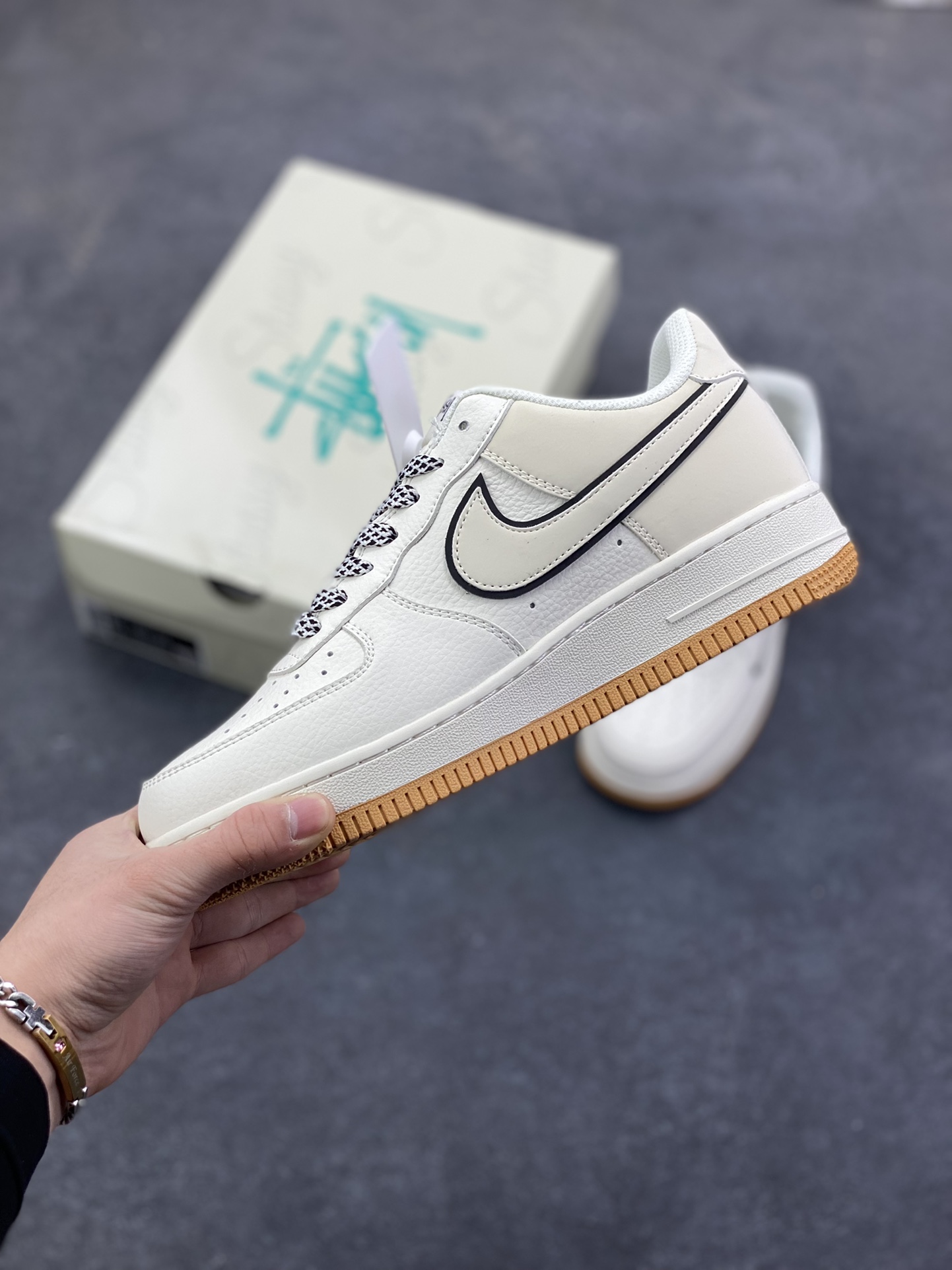 图片[3]-NIke Air Force 1 \’07 Low “斯图西联名——米白生胶底”空军一号 低帮 运动鞋 休闲鞋 折边针车 工艺难度大 原楦头原纸板 原装鞋盒 定制五金配件 内置全掌气垫 原厂鞋底 货号：CS5288-055 尺码：36 36.5 37.5 38 38.5 39 40 40.5 41 42 42.5 43 44 44.5 45-选品中心