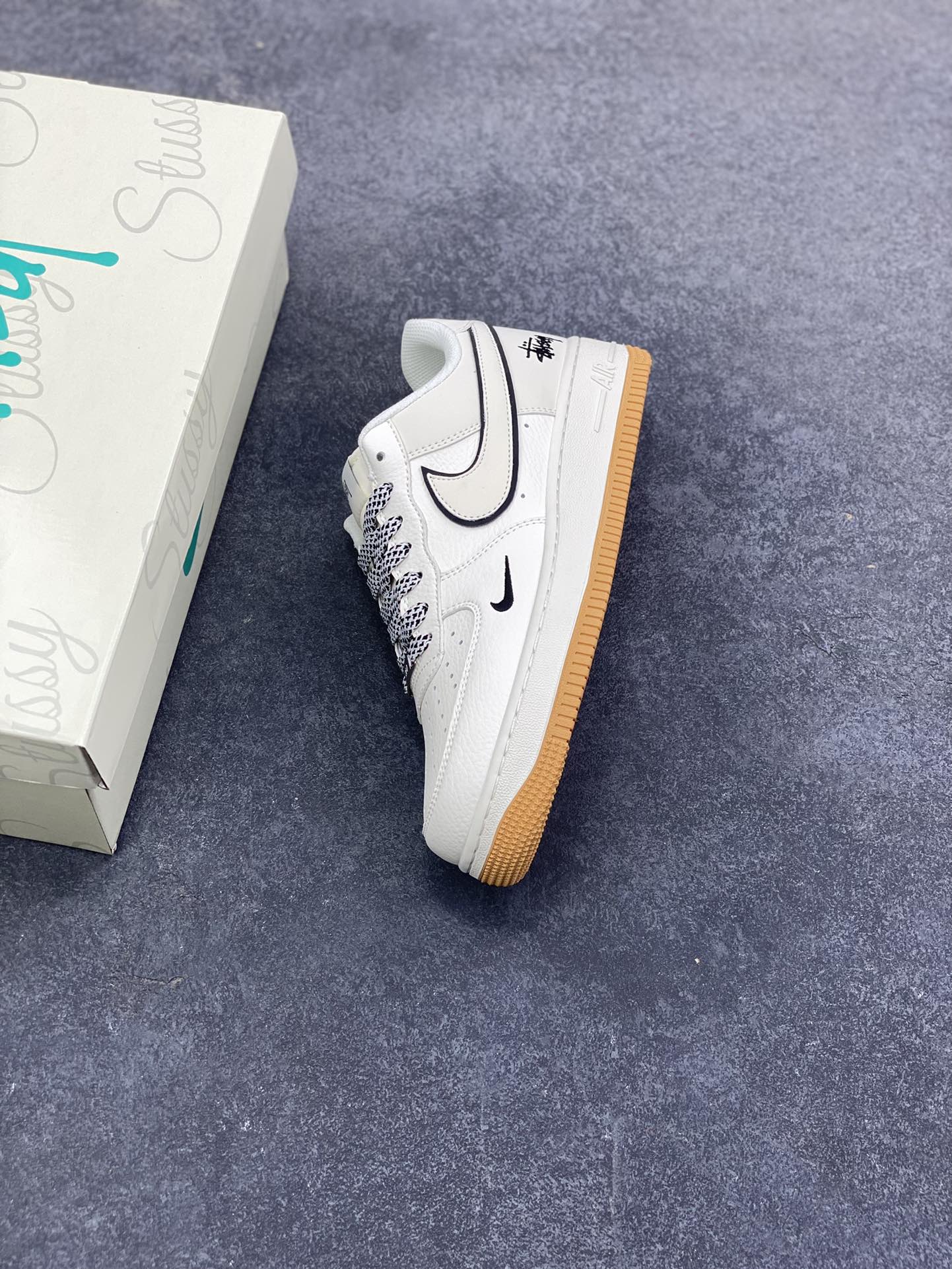 图片[7]-NIke Air Force 1 \’07 Low “斯图西联名——米白生胶底”空军一号 低帮 运动鞋 休闲鞋 折边针车 工艺难度大 原楦头原纸板 原装鞋盒 定制五金配件 内置全掌气垫 原厂鞋底 货号：CS5288-055 尺码：36 36.5 37.5 38 38.5 39 40 40.5 41 42 42.5 43 44 44.5 45-选品中心