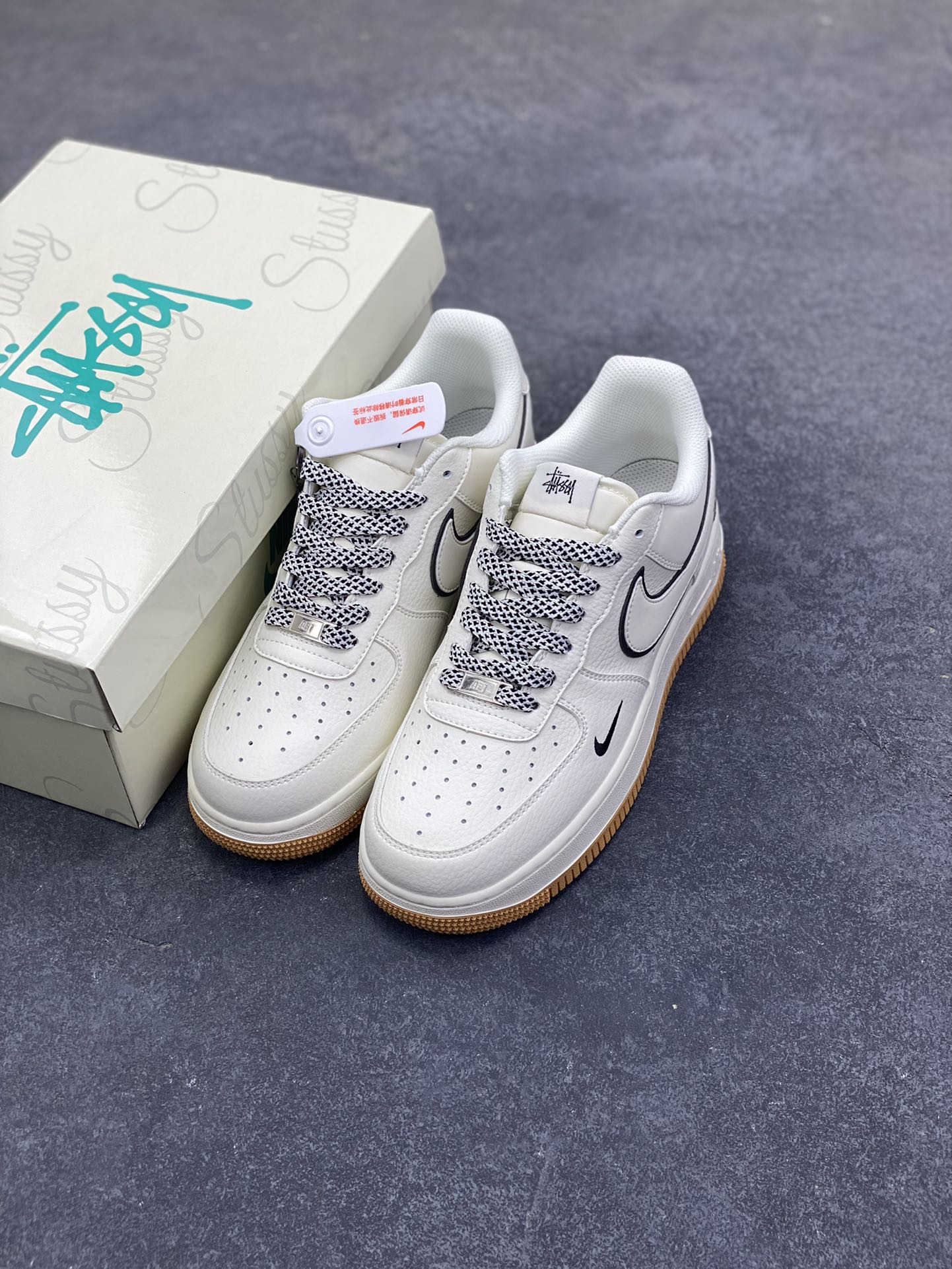 图片[8]-NIke Air Force 1 \’07 Low “斯图西联名——米白生胶底”空军一号 低帮 运动鞋 休闲鞋 折边针车 工艺难度大 原楦头原纸板 原装鞋盒 定制五金配件 内置全掌气垫 原厂鞋底 货号：CS5288-055 尺码：36 36.5 37.5 38 38.5 39 40 40.5 41 42 42.5 43 44 44.5 45-选品中心