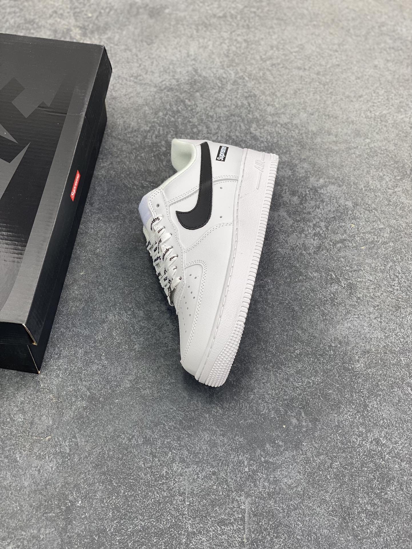 图片[7]-Nike Air Force 1 Low Supreme联名 空军一号低帮运动休闲板鞋 原楦头原纸板 打造纯正空军版型 专注外贸渠道 全掌内置蜂窝气垫 原盒配件 原厂中底钢印、拉帮完美 货号：CU9225-102 尺码：36 36.5 37.5 38 38.5 39 40 40.5 41 42 42.5 43 44 44.5 45-选品中心