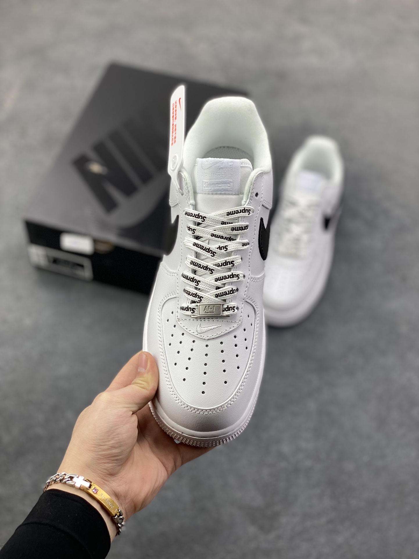 图片[2]-Nike Air Force 1 Low Supreme联名 空军一号低帮运动休闲板鞋 原楦头原纸板 打造纯正空军版型 专注外贸渠道 全掌内置蜂窝气垫 原盒配件 原厂中底钢印、拉帮完美 货号：CU9225-102 尺码：36 36.5 37.5 38 38.5 39 40 40.5 41 42 42.5 43 44 44.5 45-选品中心