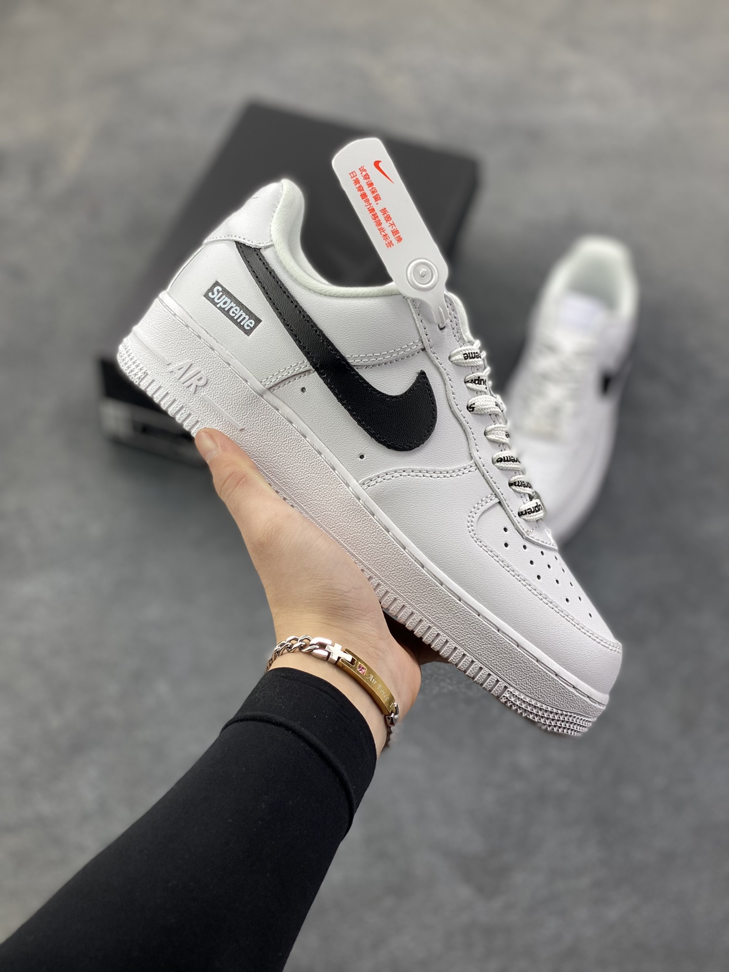 Nike Air Force 1 Low Supreme联名 空军一号低帮运动休闲板鞋 原楦头原纸板 打造纯正空军版型 专注外贸渠道 全掌内置蜂窝气垫 原盒配件 原厂中底钢印、拉帮完美 货号：CU9225-102 尺码：36 36.5 37.5 38 38.5 39 40 40.5 41 42 42.5 43 44 44.5 45-选品中心