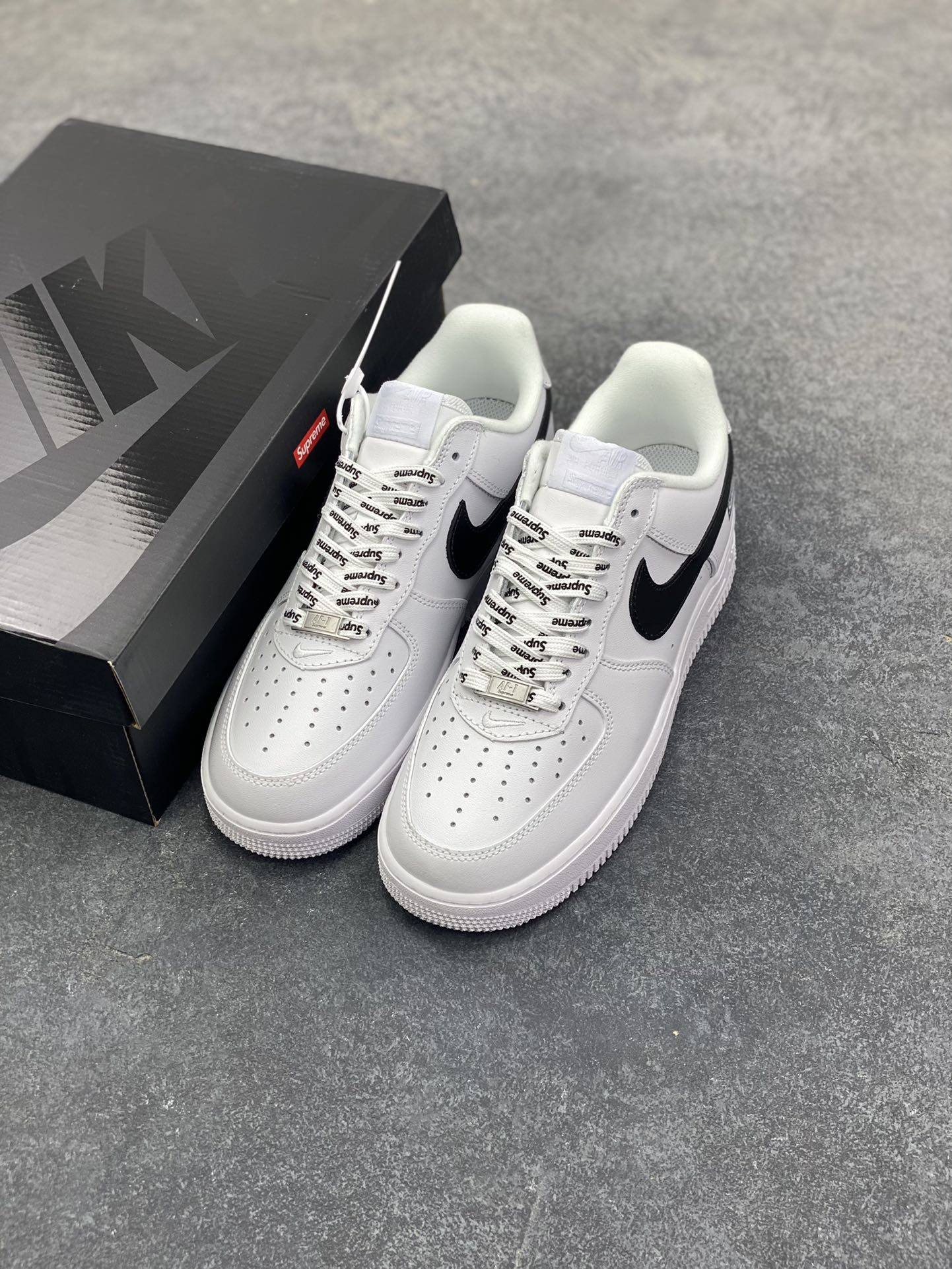 图片[8]-Nike Air Force 1 Low Supreme联名 空军一号低帮运动休闲板鞋 原楦头原纸板 打造纯正空军版型 专注外贸渠道 全掌内置蜂窝气垫 原盒配件 原厂中底钢印、拉帮完美 货号：CU9225-102 尺码：36 36.5 37.5 38 38.5 39 40 40.5 41 42 42.5 43 44 44.5 45-选品中心