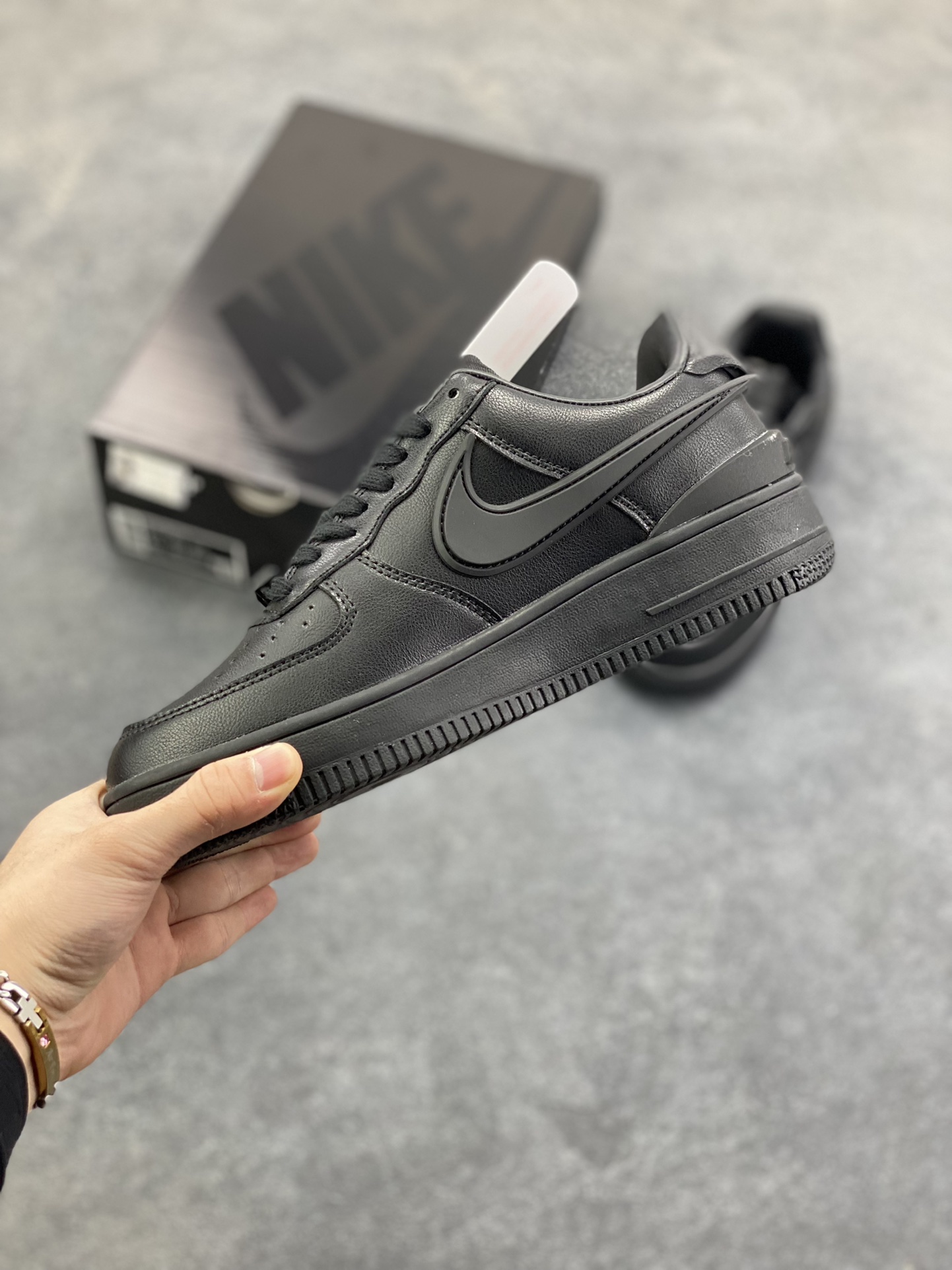 图片[3]-福利特价 Nike Air Force 1 ’07 Low 空军一号低帮百搭休闲运动板鞋。柔软、弹性十足的缓震性能和出色的中底设计，横跨复古与现代的外型结合，造就出风靡全球三十多年的Force 1，直到今天还深受青睐 货号：DV3464-003 尺码：36 36.5 37.5 38 38.5 39 40 40.5 41 42 42.5 43 44 44.5 45-选品中心