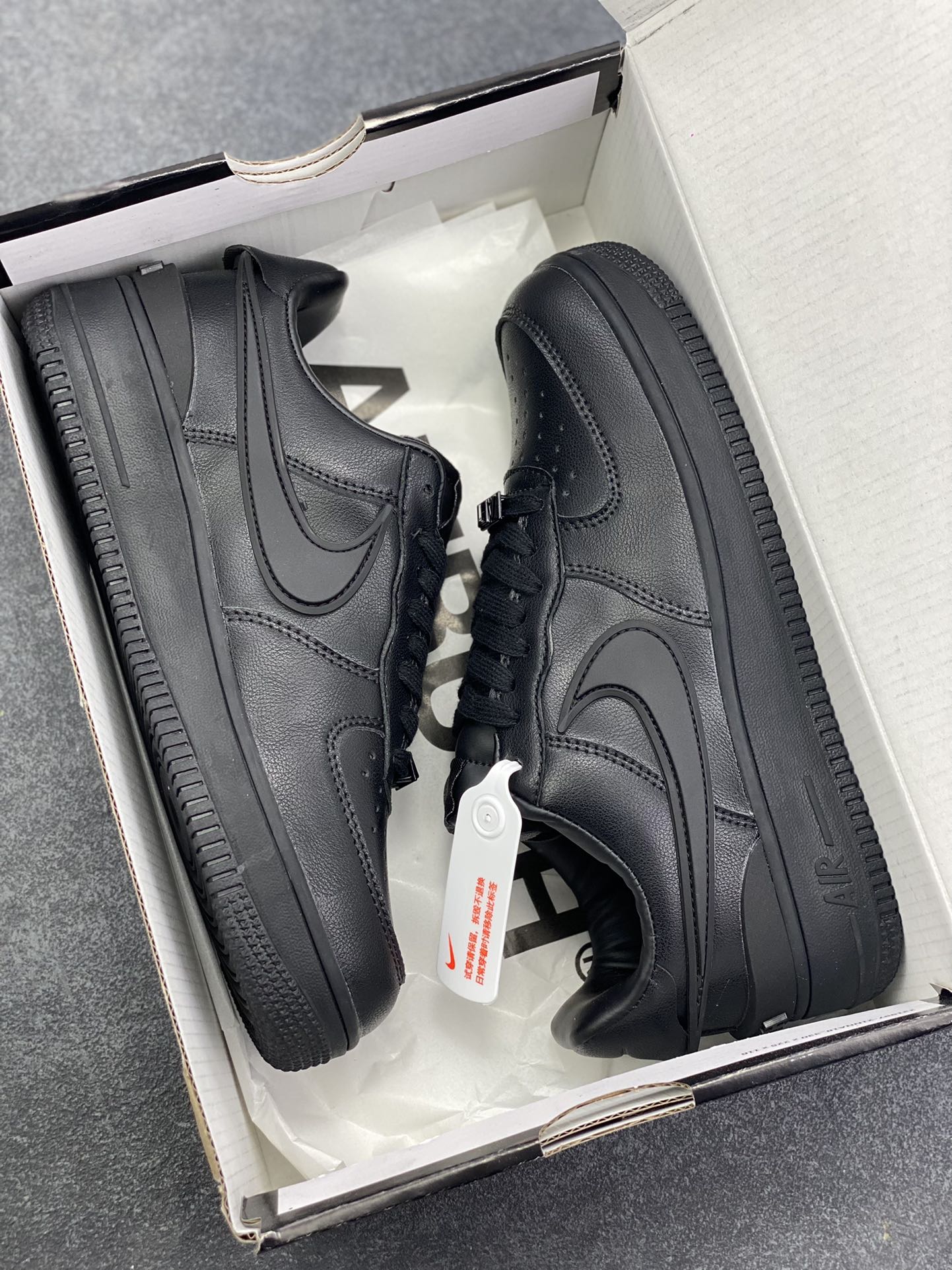 图片[9]-福利特价 Nike Air Force 1 ’07 Low 空军一号低帮百搭休闲运动板鞋。柔软、弹性十足的缓震性能和出色的中底设计，横跨复古与现代的外型结合，造就出风靡全球三十多年的Force 1，直到今天还深受青睐 货号：DV3464-003 尺码：36 36.5 37.5 38 38.5 39 40 40.5 41 42 42.5 43 44 44.5 45-选品中心