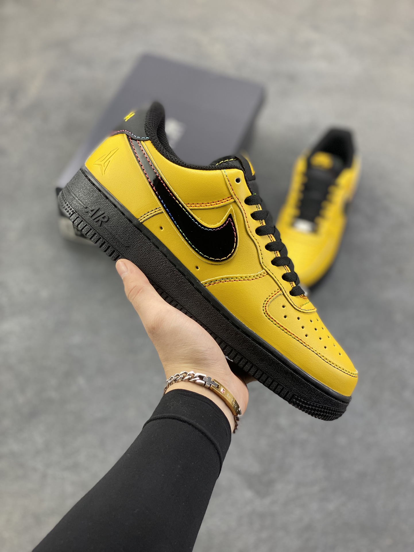 Nike Air Force 1 ’07 Low 空军一号低帮百搭休闲运动板鞋。柔软、弹性十足的缓震性能和出色的中底设计，横跨复古与现代的外型结合，造就出风靡全球三十多年的Force 1，直到今天还深受青睐 货号：IQ2713-700 尺码：36 36.5 37.5 38 38.5 39 40 40.5 41 42 42.5 43 44 44.5 45-选品中心