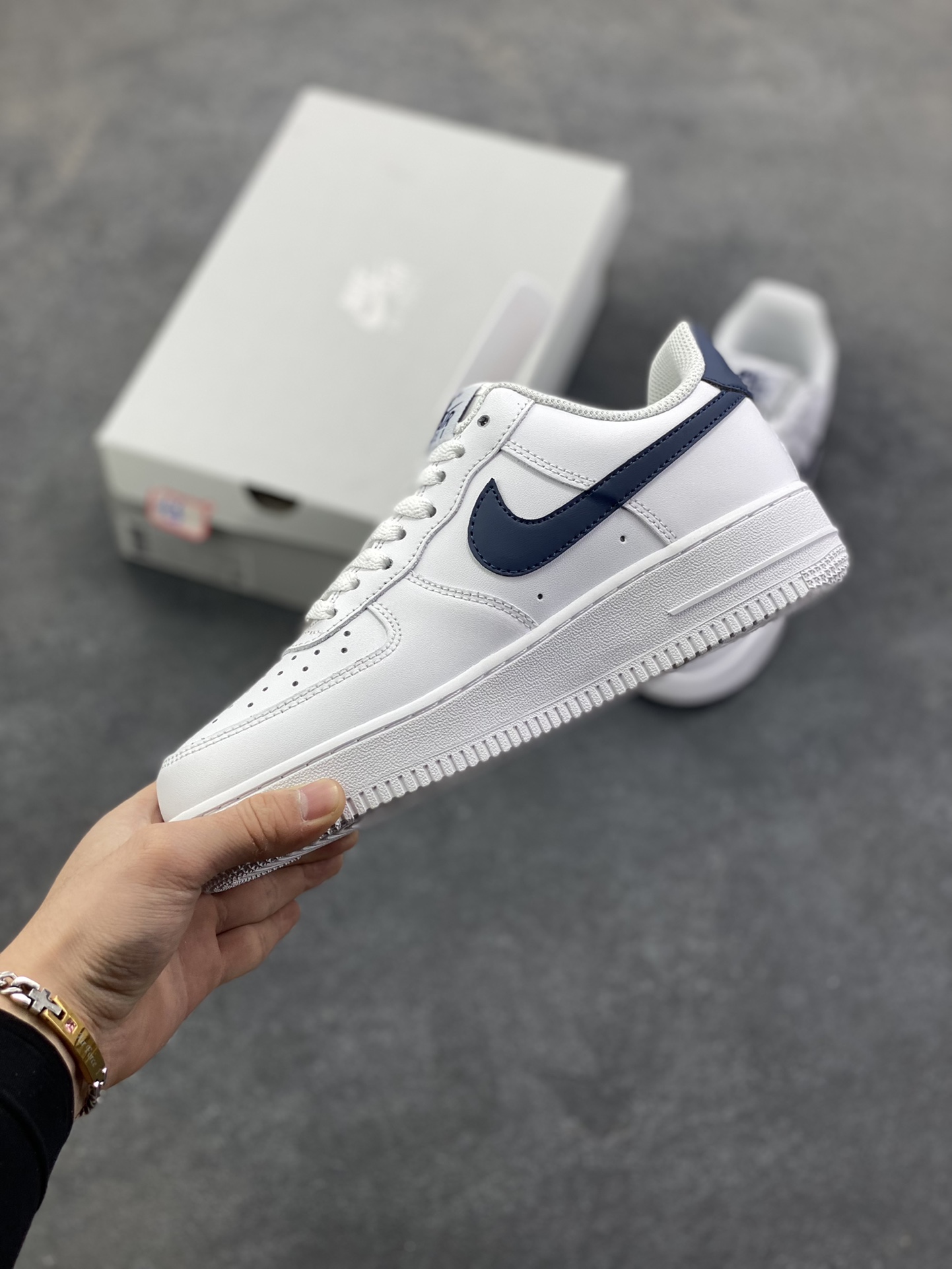 图片[3]-福利特价 Nike Air Force 1 Low 白深蓝 空军一号低帮运动休闲板鞋 原楦头原纸板 打造纯正空军版型 专注外贸渠道 全掌内置蜂窝气垫 原盒配件 原厂中底钢印、拉帮完美 货号：FJ4146-119 尺码：36 36.5 37.5 38 38.5 39 40 40.5 41 42 42.5 43 44 44.5 45-选品中心