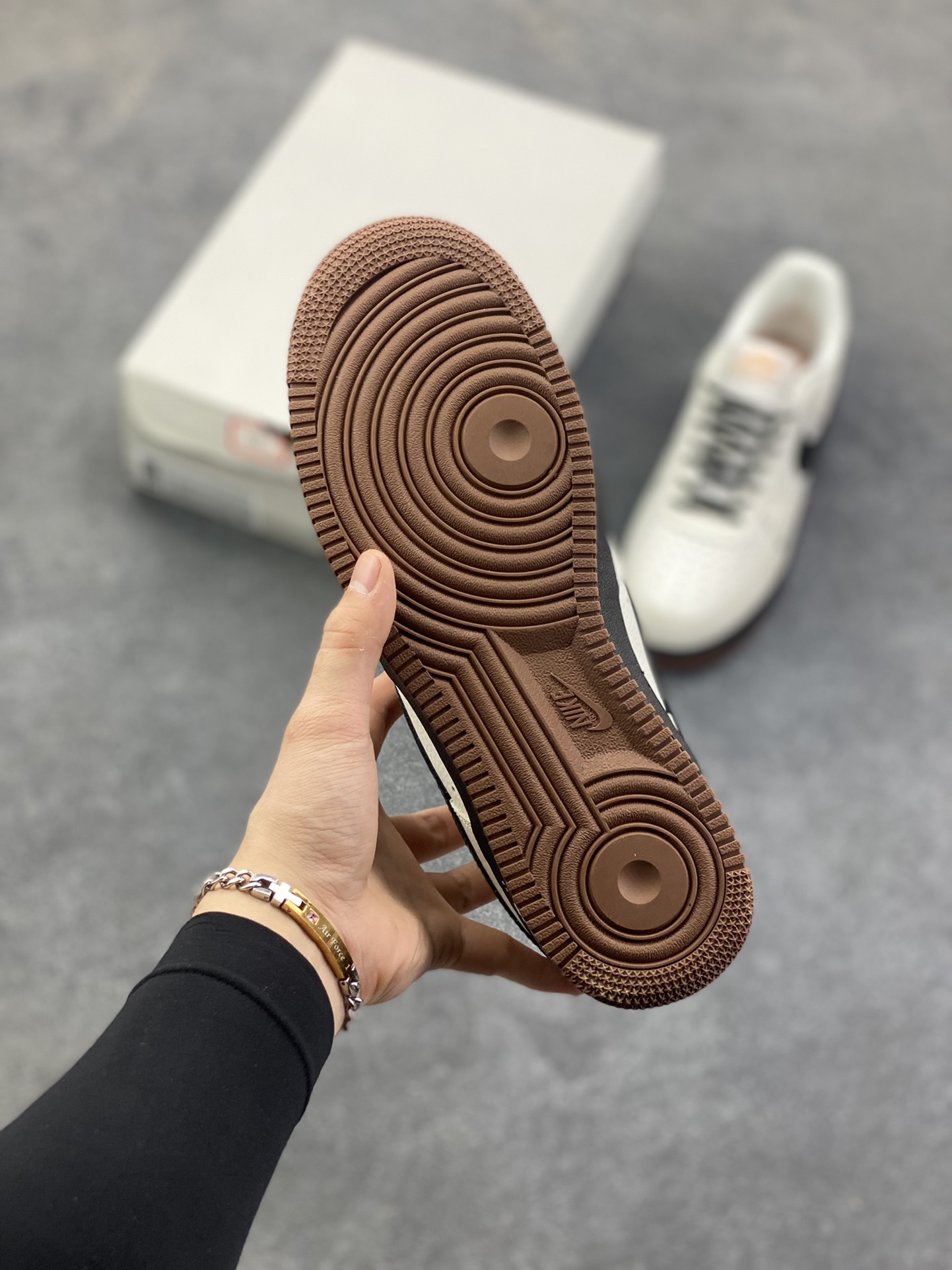 图片[5]-Nike Air Force 1 Low 空军一号低帮百搭休闲运动板鞋。柔软、弹性十足的缓震性能和出色的中底设计，横跨复古与现代的外型结合，造就出风靡全球三十多年的Force 1，直到今天还深受青睐。 货号：IM3378-122 尺码：36 36.5 37.5 38 38.5 39 40 40.5 41 42 42.5 43 44 44.5 45-选品中心