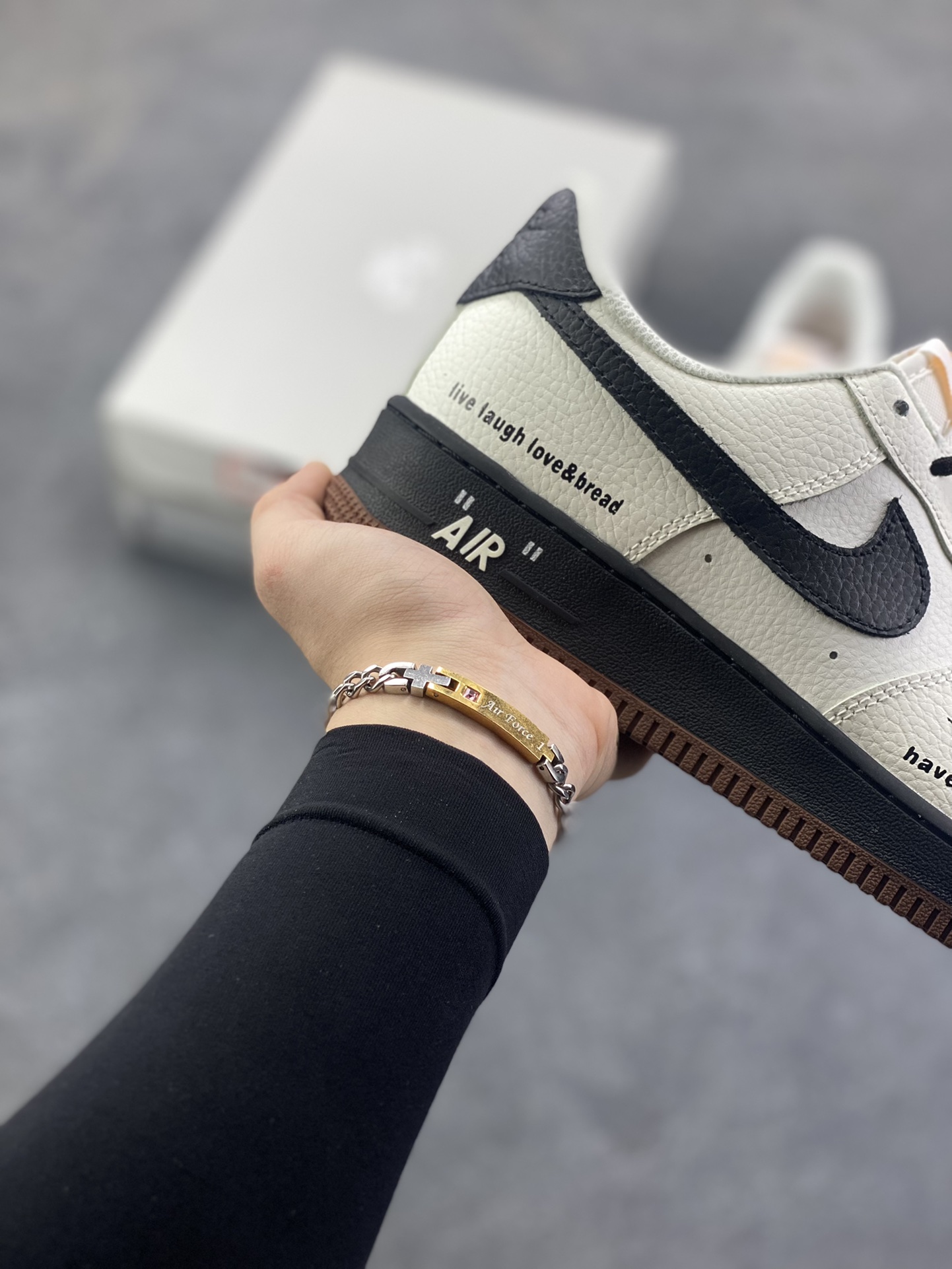 图片[6]-Nike Air Force 1 Low 空军一号低帮百搭休闲运动板鞋。柔软、弹性十足的缓震性能和出色的中底设计，横跨复古与现代的外型结合，造就出风靡全球三十多年的Force 1，直到今天还深受青睐。 货号：IM3378-122 尺码：36 36.5 37.5 38 38.5 39 40 40.5 41 42 42.5 43 44 44.5 45-选品中心
