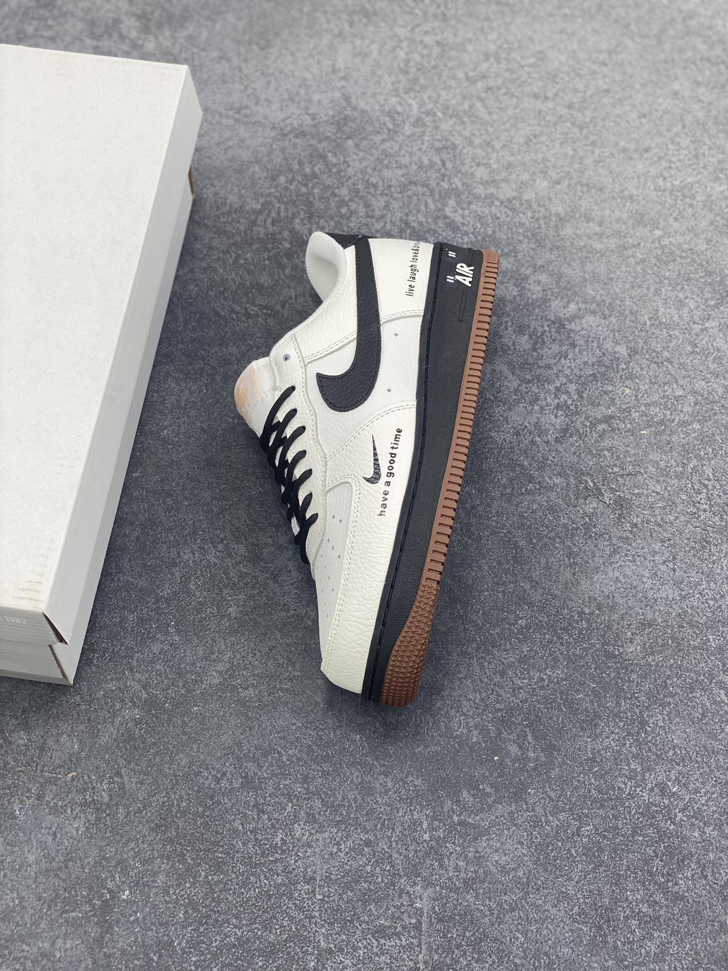 图片[7]-Nike Air Force 1 Low 空军一号低帮百搭休闲运动板鞋。柔软、弹性十足的缓震性能和出色的中底设计，横跨复古与现代的外型结合，造就出风靡全球三十多年的Force 1，直到今天还深受青睐。 货号：IM3378-122 尺码：36 36.5 37.5 38 38.5 39 40 40.5 41 42 42.5 43 44 44.5 45-选品中心