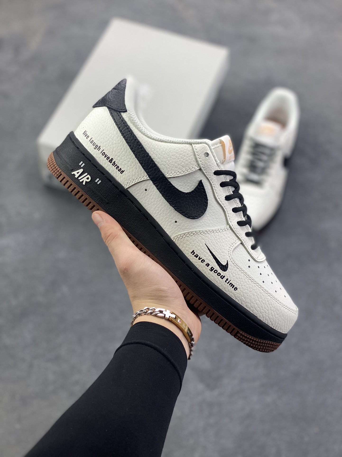 Nike Air Force 1 Low 空军一号低帮百搭休闲运动板鞋。柔软、弹性十足的缓震性能和出色的中底设计，横跨复古与现代的外型结合，造就出风靡全球三十多年的Force 1，直到今天还深受青睐。 货号：IM3378-122 尺码：36 36.5 37.5 38 38.5 39 40 40.5 41 42 42.5 43 44 44.5 45-选品中心