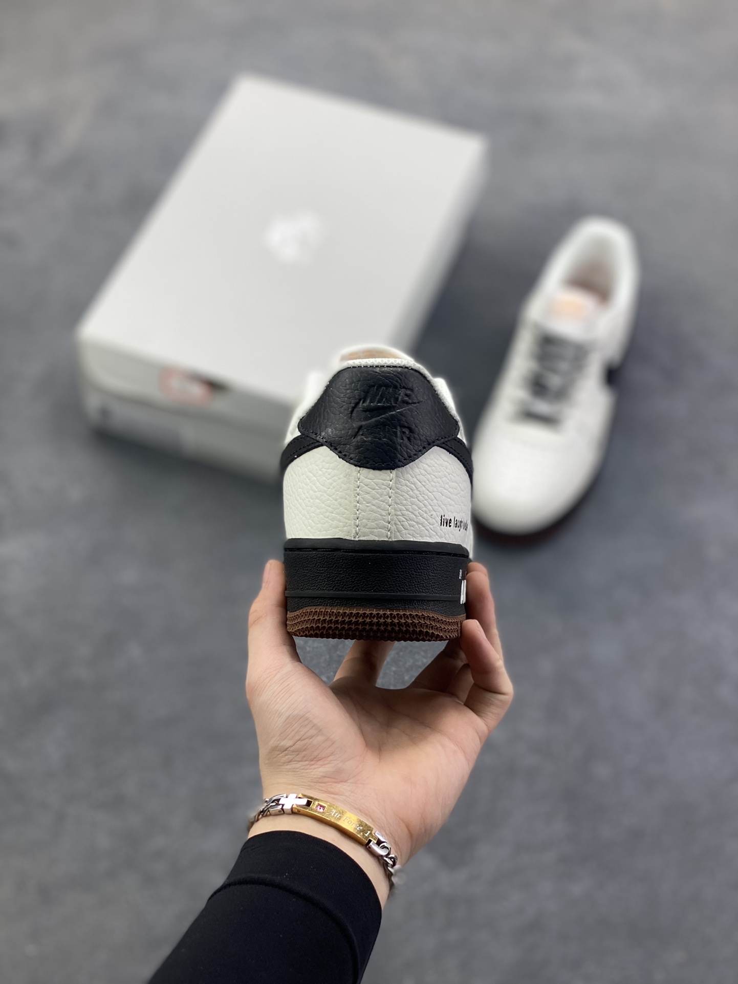 图片[4]-Nike Air Force 1 Low 空军一号低帮百搭休闲运动板鞋。柔软、弹性十足的缓震性能和出色的中底设计，横跨复古与现代的外型结合，造就出风靡全球三十多年的Force 1，直到今天还深受青睐。 货号：IM3378-122 尺码：36 36.5 37.5 38 38.5 39 40 40.5 41 42 42.5 43 44 44.5 45-选品中心