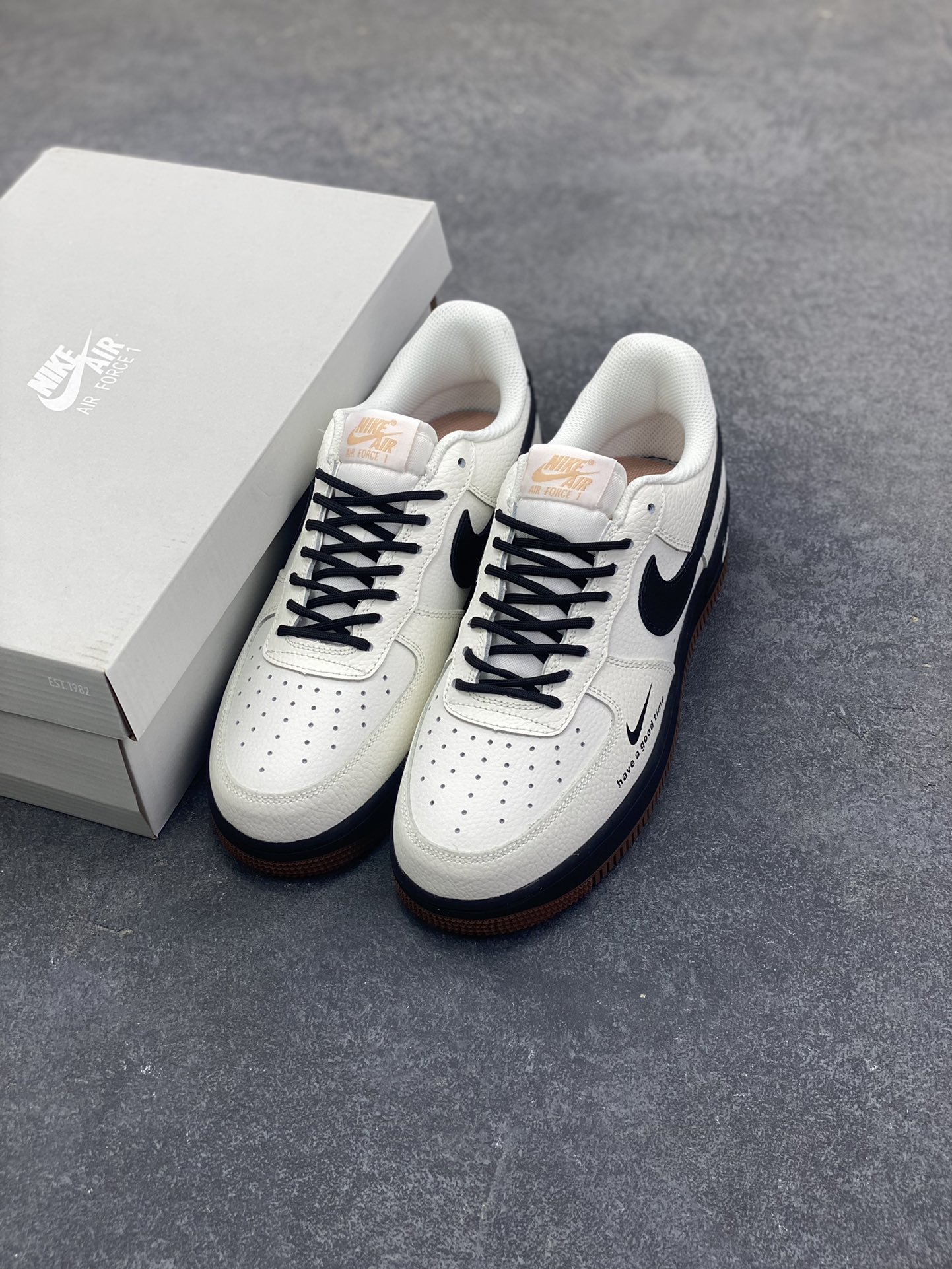 图片[8]-Nike Air Force 1 Low 空军一号低帮百搭休闲运动板鞋。柔软、弹性十足的缓震性能和出色的中底设计，横跨复古与现代的外型结合，造就出风靡全球三十多年的Force 1，直到今天还深受青睐。 货号：IM3378-122 尺码：36 36.5 37.5 38 38.5 39 40 40.5 41 42 42.5 43 44 44.5 45-选品中心