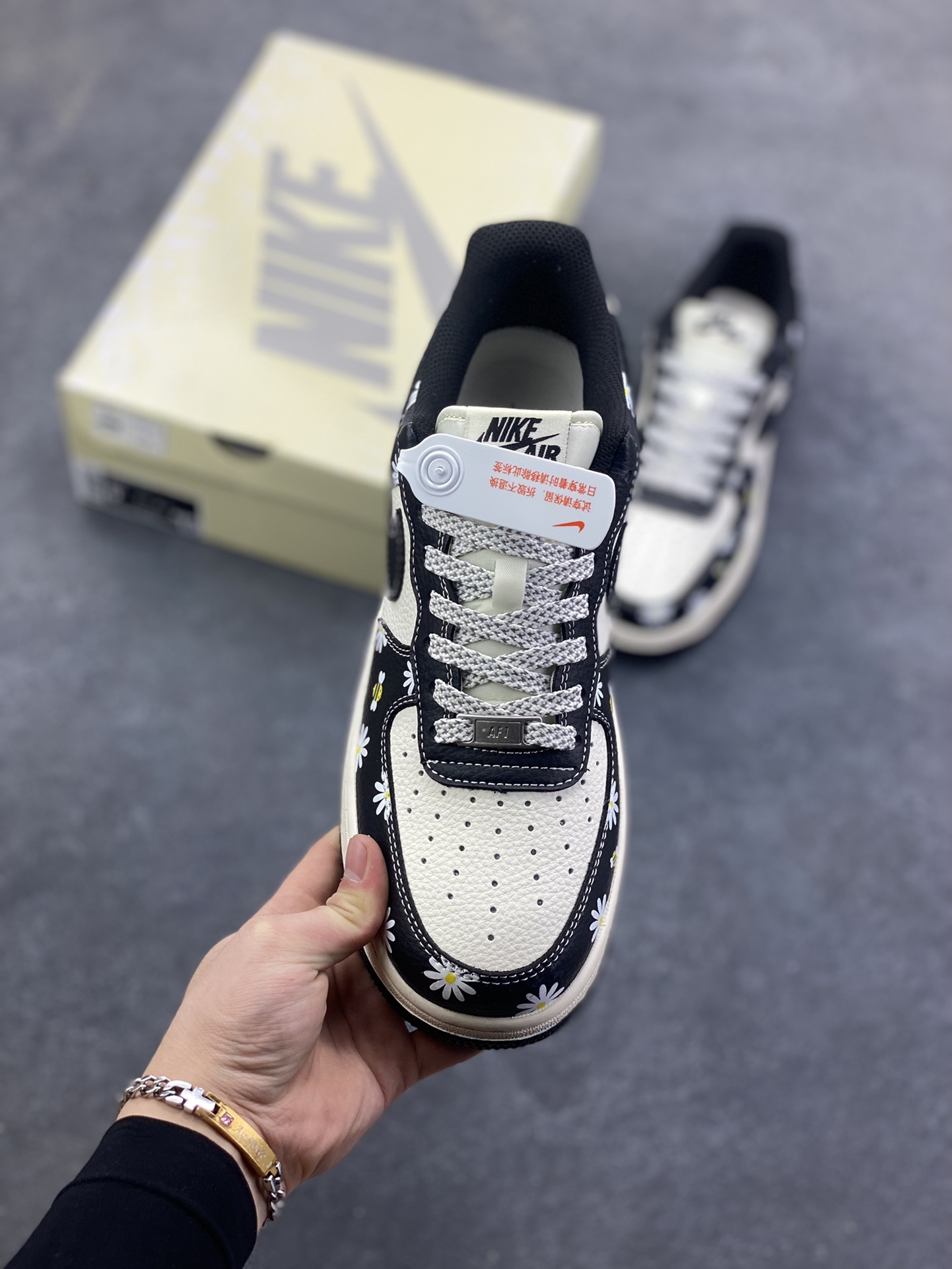 图片[2]-NIke Air Force 1 \’07 Low “权志龙——黑白熊猫印花”空军一号 低帮 运动鞋 休闲鞋 折边针车 工艺难度大 原楦头原纸板 原装鞋盒 定制五金配件 内置全掌气垫 原厂鞋底 货号：JP8028-004 尺码：36 36.5 37.5 38 38.5 39 40 40.5 41 42 42.5 43 44 44.5 45-选品中心
