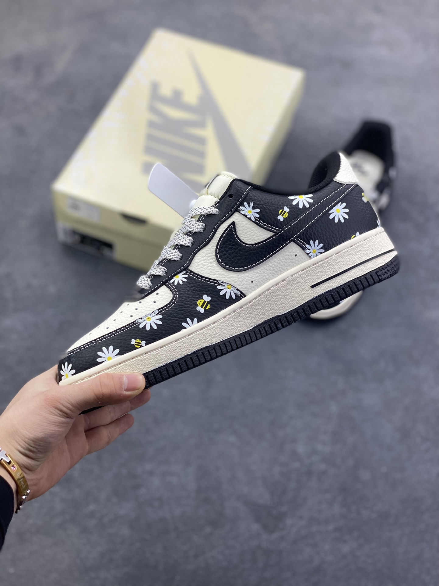 图片[3]-NIke Air Force 1 \’07 Low “权志龙——黑白熊猫印花”空军一号 低帮 运动鞋 休闲鞋 折边针车 工艺难度大 原楦头原纸板 原装鞋盒 定制五金配件 内置全掌气垫 原厂鞋底 货号：JP8028-004 尺码：36 36.5 37.5 38 38.5 39 40 40.5 41 42 42.5 43 44 44.5 45-选品中心