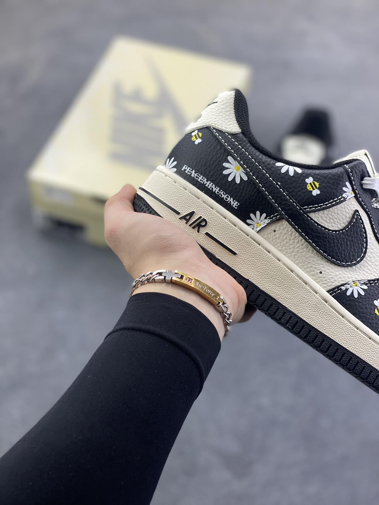 图片[6]-NIke Air Force 1 \’07 Low “权志龙——黑白熊猫印花”空军一号 低帮 运动鞋 休闲鞋 折边针车 工艺难度大 原楦头原纸板 原装鞋盒 定制五金配件 内置全掌气垫 原厂鞋底 货号：JP8028-004 尺码：36 36.5 37.5 38 38.5 39 40 40.5 41 42 42.5 43 44 44.5 45-选品中心