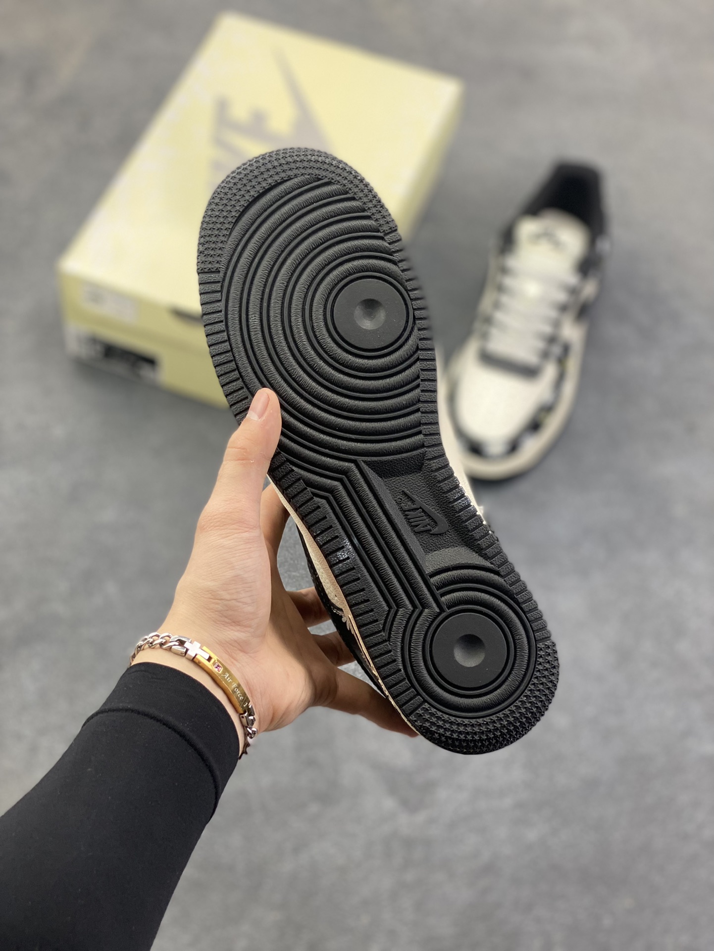 图片[5]-NIke Air Force 1 \’07 Low “权志龙——黑白熊猫印花”空军一号 低帮 运动鞋 休闲鞋 折边针车 工艺难度大 原楦头原纸板 原装鞋盒 定制五金配件 内置全掌气垫 原厂鞋底 货号：JP8028-004 尺码：36 36.5 37.5 38 38.5 39 40 40.5 41 42 42.5 43 44 44.5 45-选品中心