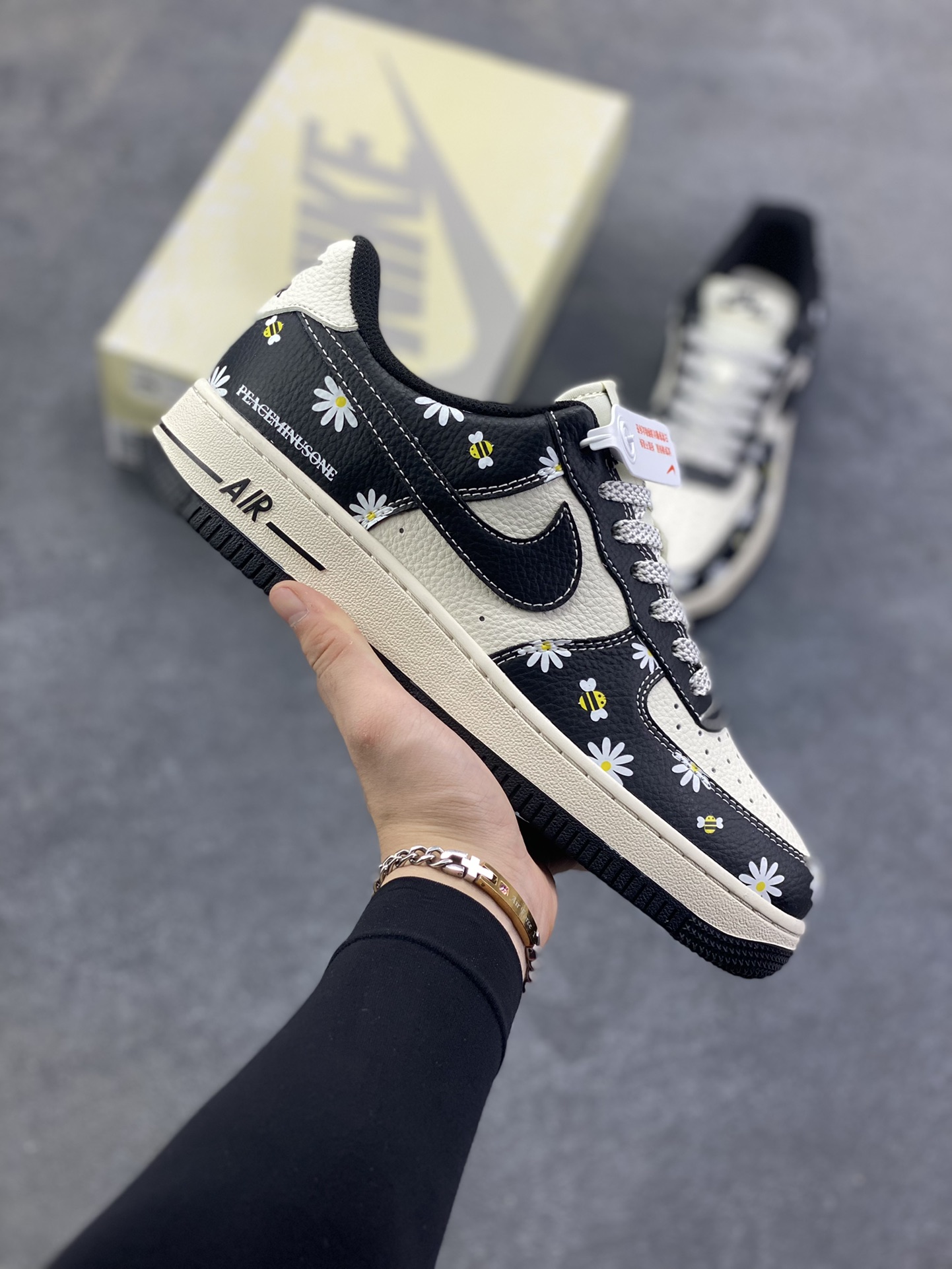 NIke Air Force 1 \'07 Low “权志龙——黑白熊猫印花”空军一号 低帮 运动鞋 休闲鞋 折边针车 工艺难度大 原楦头原纸板 原装鞋盒 定制五金配件 内置全掌气垫 原厂鞋底 货号：JP8028-004 尺码：36 36.5 37.5 38 38.5 39 40 40.5 41 42 42.5 43 44 44.5 45-选品中心