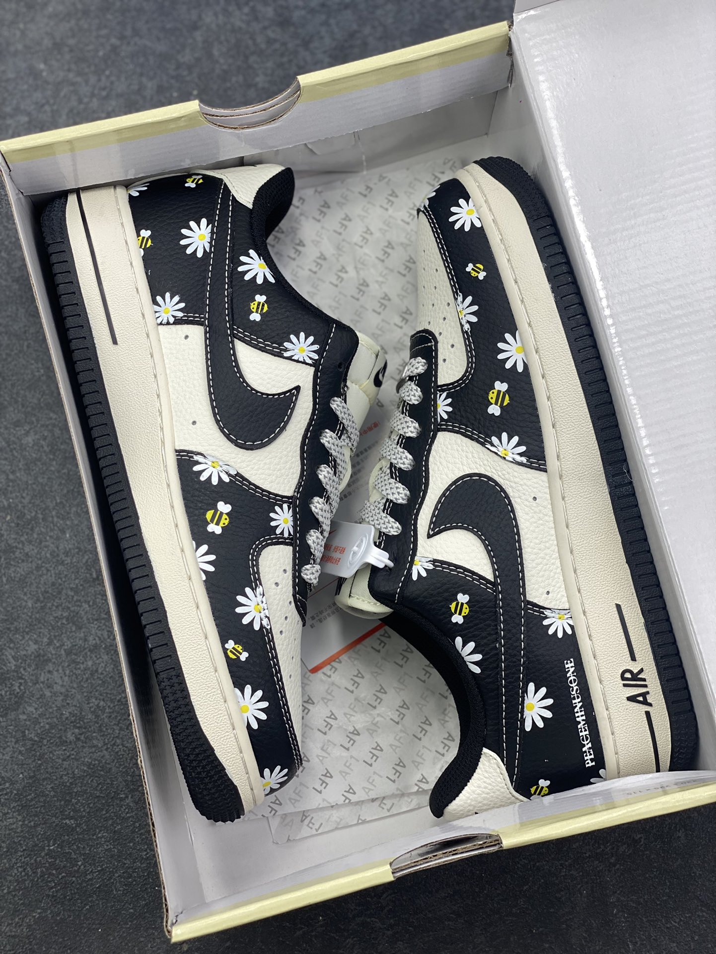 图片[9]-NIke Air Force 1 \’07 Low “权志龙——黑白熊猫印花”空军一号 低帮 运动鞋 休闲鞋 折边针车 工艺难度大 原楦头原纸板 原装鞋盒 定制五金配件 内置全掌气垫 原厂鞋底 货号：JP8028-004 尺码：36 36.5 37.5 38 38.5 39 40 40.5 41 42 42.5 43 44 44.5 45-选品中心