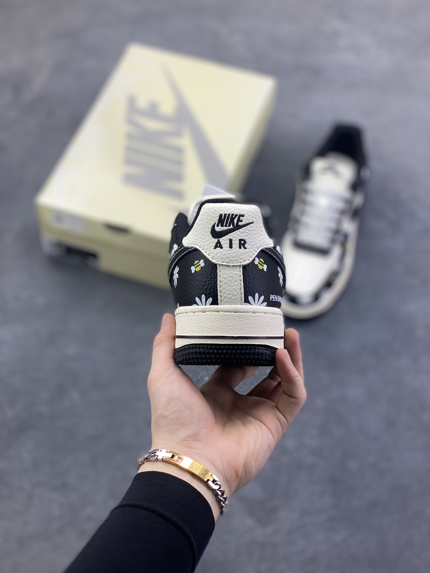 图片[4]-NIke Air Force 1 \’07 Low “权志龙——黑白熊猫印花”空军一号 低帮 运动鞋 休闲鞋 折边针车 工艺难度大 原楦头原纸板 原装鞋盒 定制五金配件 内置全掌气垫 原厂鞋底 货号：JP8028-004 尺码：36 36.5 37.5 38 38.5 39 40 40.5 41 42 42.5 43 44 44.5 45-选品中心