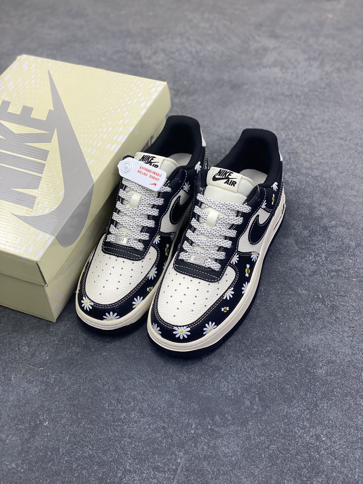 图片[8]-NIke Air Force 1 \’07 Low “权志龙——黑白熊猫印花”空军一号 低帮 运动鞋 休闲鞋 折边针车 工艺难度大 原楦头原纸板 原装鞋盒 定制五金配件 内置全掌气垫 原厂鞋底 货号：JP8028-004 尺码：36 36.5 37.5 38 38.5 39 40 40.5 41 42 42.5 43 44 44.5 45-选品中心