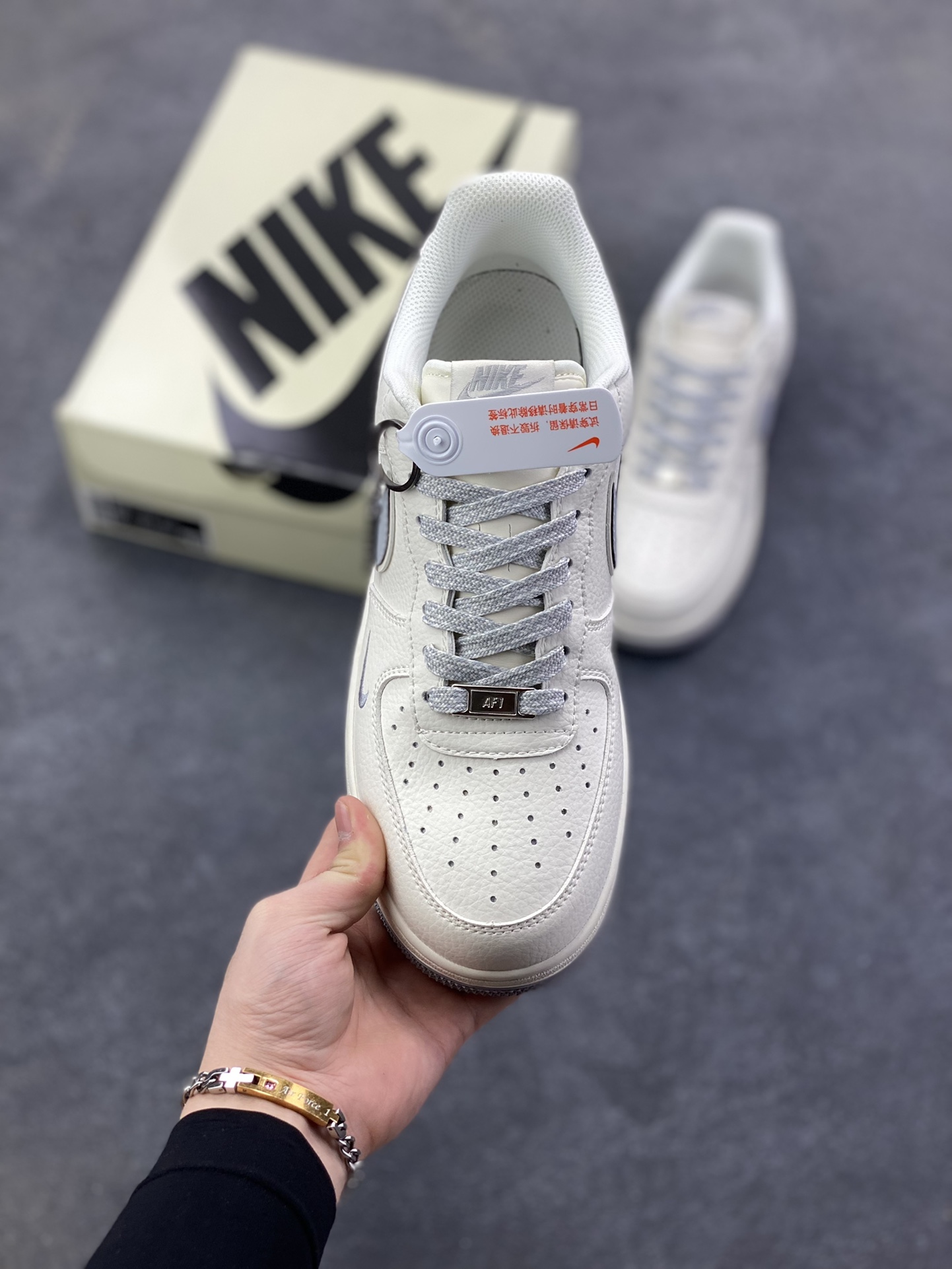 图片[2]-NIke Air Force 1 \’07 Low “灰标Nike”空军一号 低帮 运动鞋 休闲鞋 折边针车 工艺难度大 原楦头原纸板 原装鞋盒 定制五金配件 内置全掌气垫 原厂鞋底 货号：CS5288-042 尺码：36 36.5 37.5 38 38.5 39 40 40.5 41 42 42.5 43 44 44.5 45-选品中心