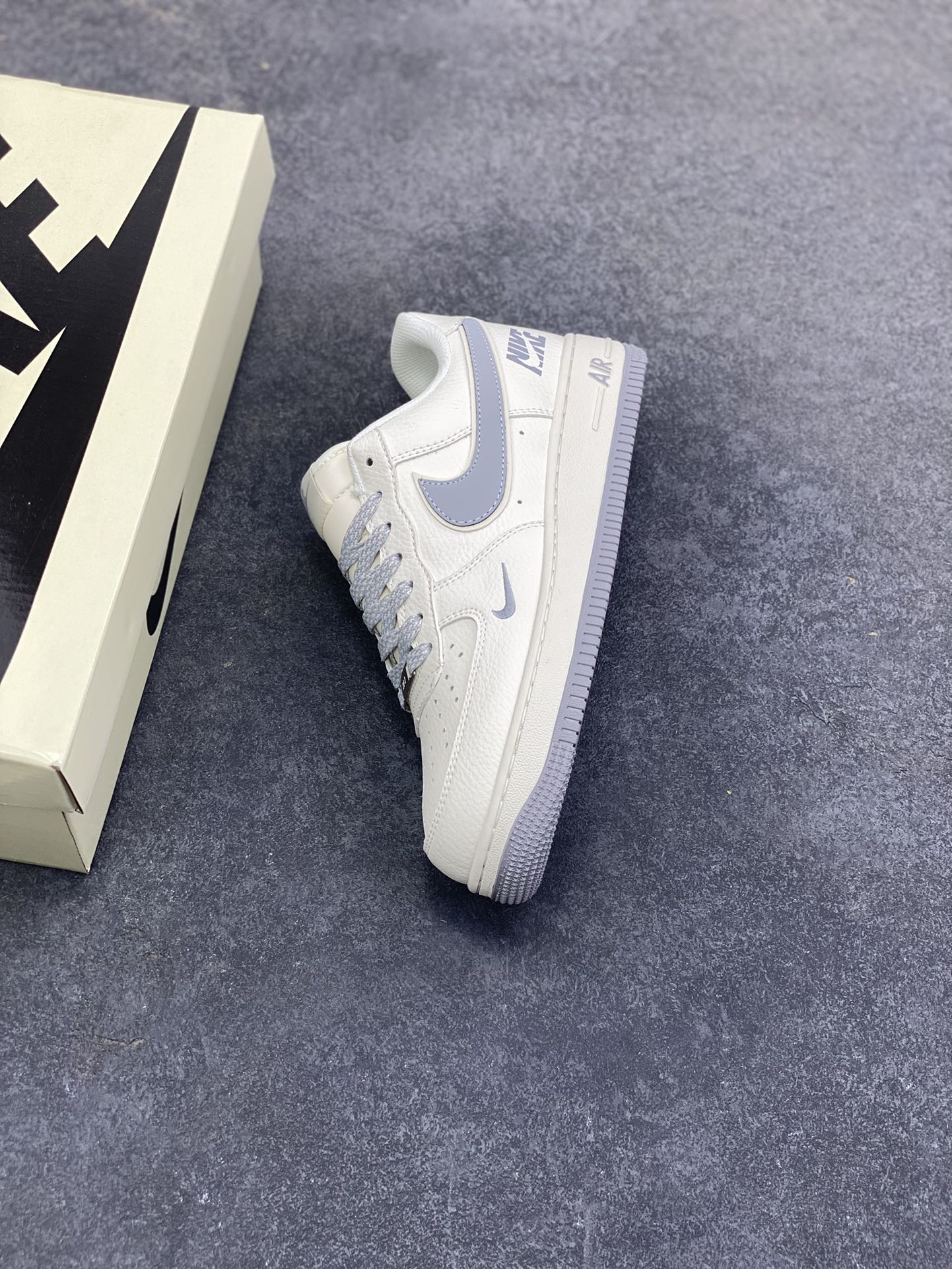 图片[7]-NIke Air Force 1 \’07 Low “灰标Nike”空军一号 低帮 运动鞋 休闲鞋 折边针车 工艺难度大 原楦头原纸板 原装鞋盒 定制五金配件 内置全掌气垫 原厂鞋底 货号：CS5288-042 尺码：36 36.5 37.5 38 38.5 39 40 40.5 41 42 42.5 43 44 44.5 45-选品中心