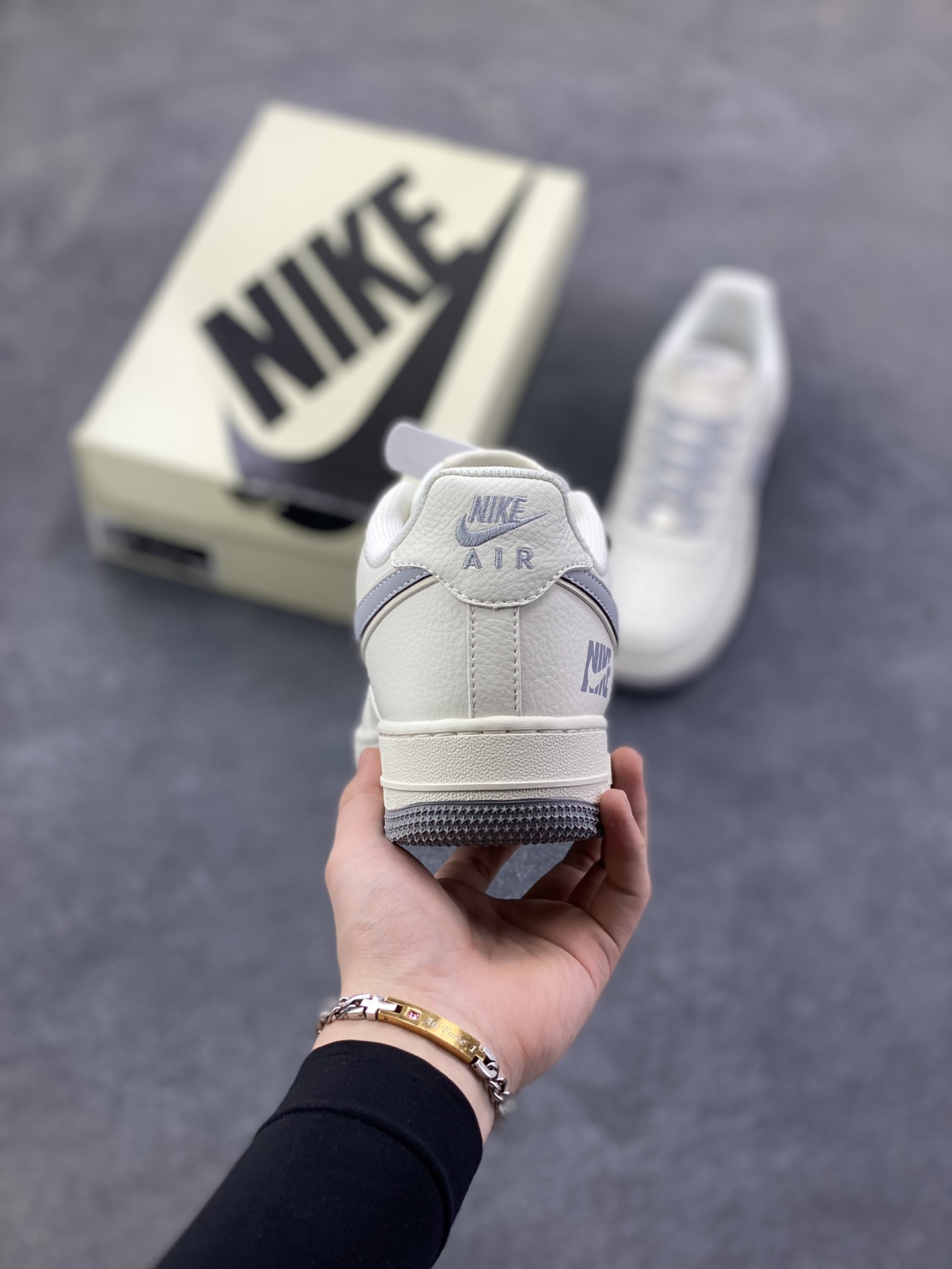 图片[4]-NIke Air Force 1 \’07 Low “灰标Nike”空军一号 低帮 运动鞋 休闲鞋 折边针车 工艺难度大 原楦头原纸板 原装鞋盒 定制五金配件 内置全掌气垫 原厂鞋底 货号：CS5288-042 尺码：36 36.5 37.5 38 38.5 39 40 40.5 41 42 42.5 43 44 44.5 45-选品中心