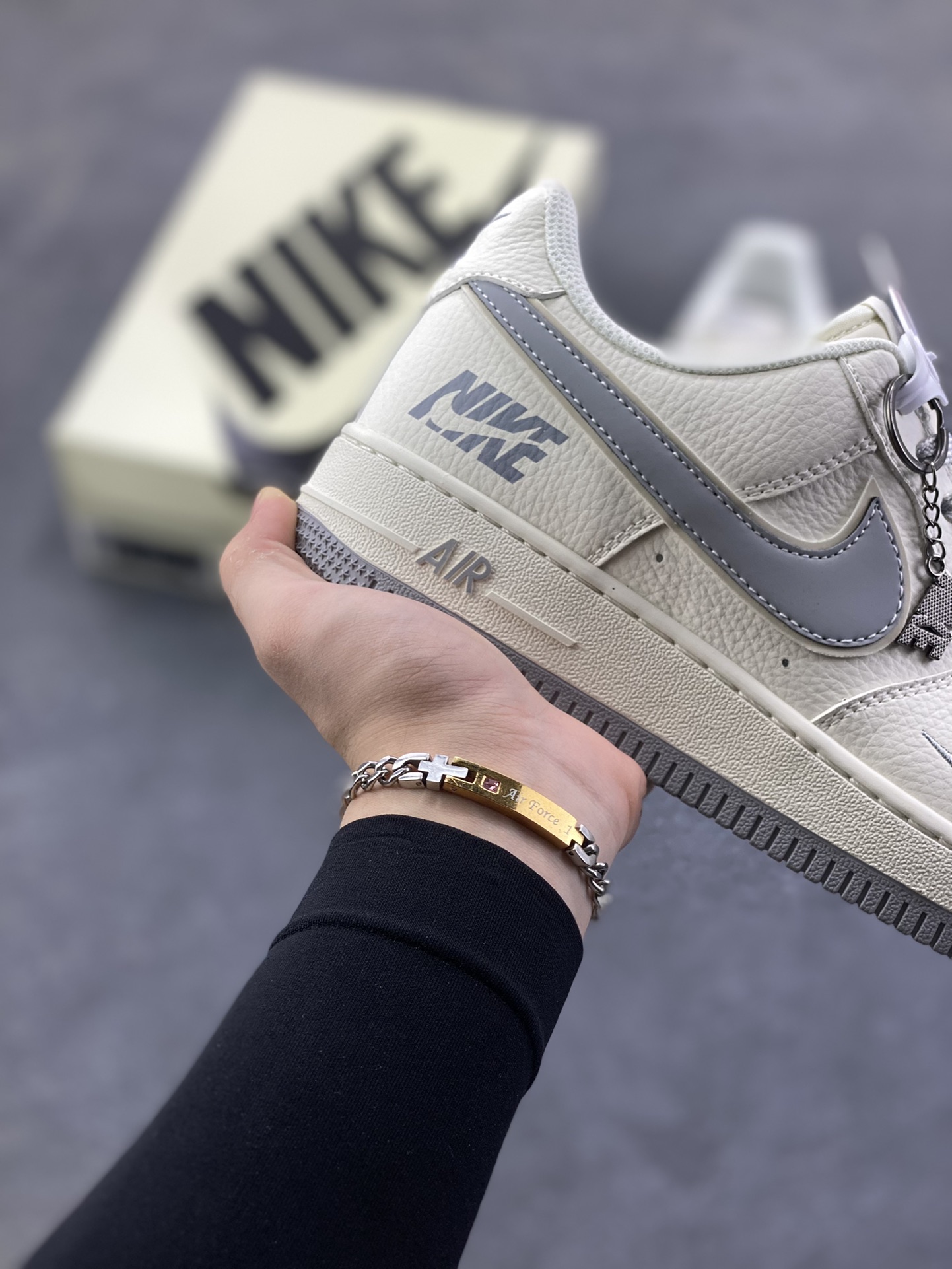 图片[6]-NIke Air Force 1 \’07 Low “灰标Nike”空军一号 低帮 运动鞋 休闲鞋 折边针车 工艺难度大 原楦头原纸板 原装鞋盒 定制五金配件 内置全掌气垫 原厂鞋底 货号：CS5288-042 尺码：36 36.5 37.5 38 38.5 39 40 40.5 41 42 42.5 43 44 44.5 45-选品中心