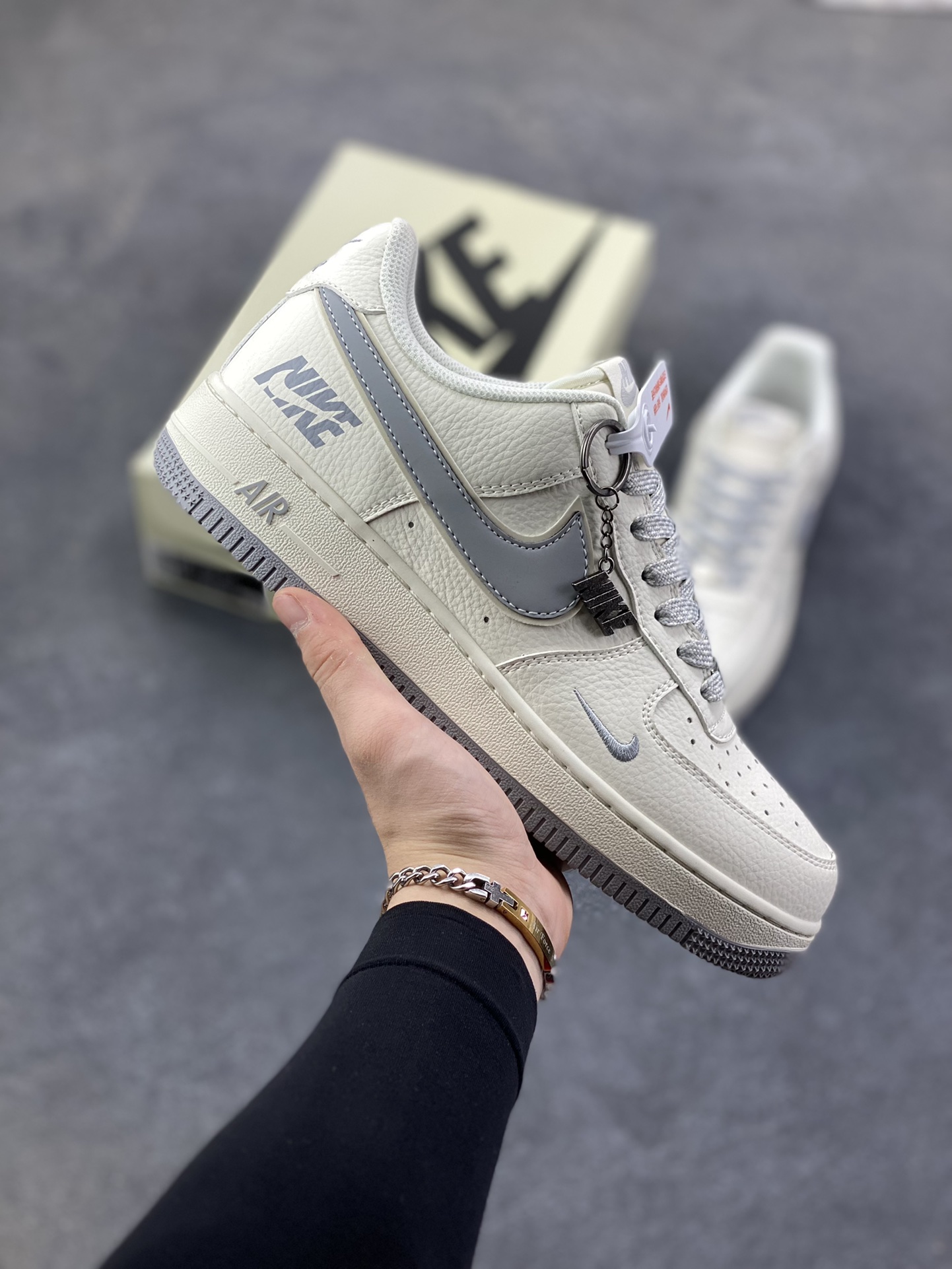 NIke Air Force 1 \'07 Low “灰标Nike”空军一号 低帮 运动鞋 休闲鞋 折边针车 工艺难度大 原楦头原纸板 原装鞋盒 定制五金配件 内置全掌气垫 原厂鞋底 货号：CS5288-042 尺码：36 36.5 37.5 38 38.5 39 40 40.5 41 42 42.5 43 44 44.5 45-选品中心