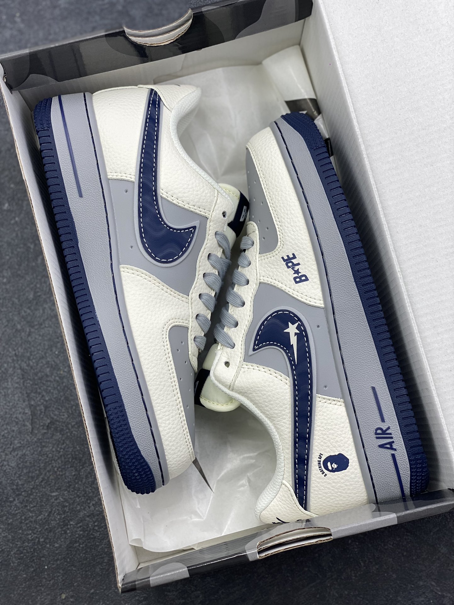 图片[9]-NIke Air Force 1 \’07 Low “猿人头BaPe联名-米灰蓝”空军一号 低帮 运动鞋 休闲鞋 折边针车 工艺难度大 原楦头原纸板 原装鞋盒 定制五金配件 内置全掌气垫 原厂鞋底 货号：SM6668-111 尺码：36 36.5 37.5 38 38.5 39 40 40.5 41 42 42.5 43 44 44.5 45-选品中心