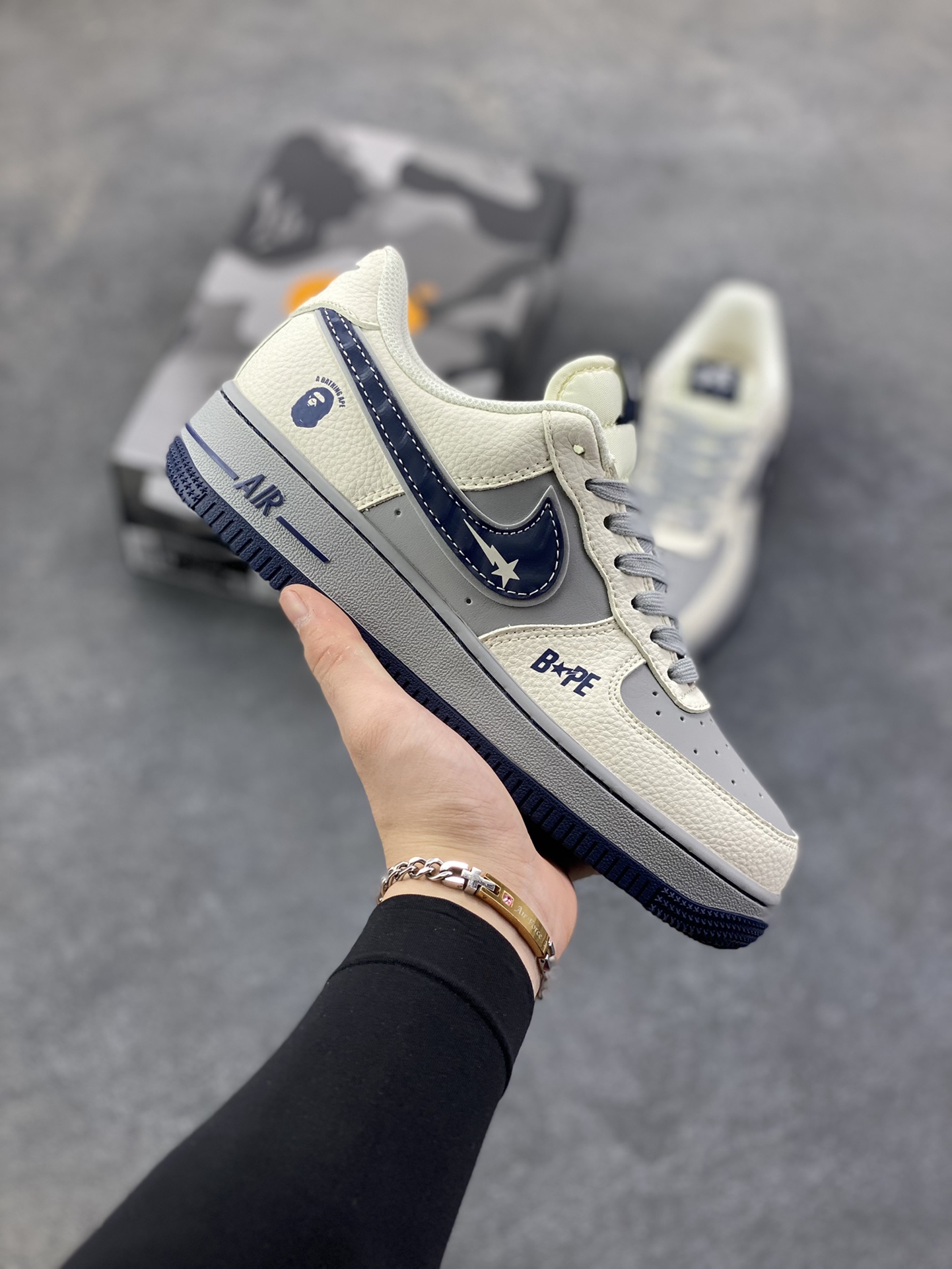 NIke Air Force 1 \'07 Low “猿人头BaPe联名-米灰蓝”空军一号 低帮 运动鞋 休闲鞋 折边针车 工艺难度大 原楦头原纸板 原装鞋盒 定制五金配件 内置全掌气垫 原厂鞋底 货号：SM6668-111 尺码：36 36.5 37.5 38 38.5 39 40 40.5 41 42 42.5 43 44 44.5 45-选品中心