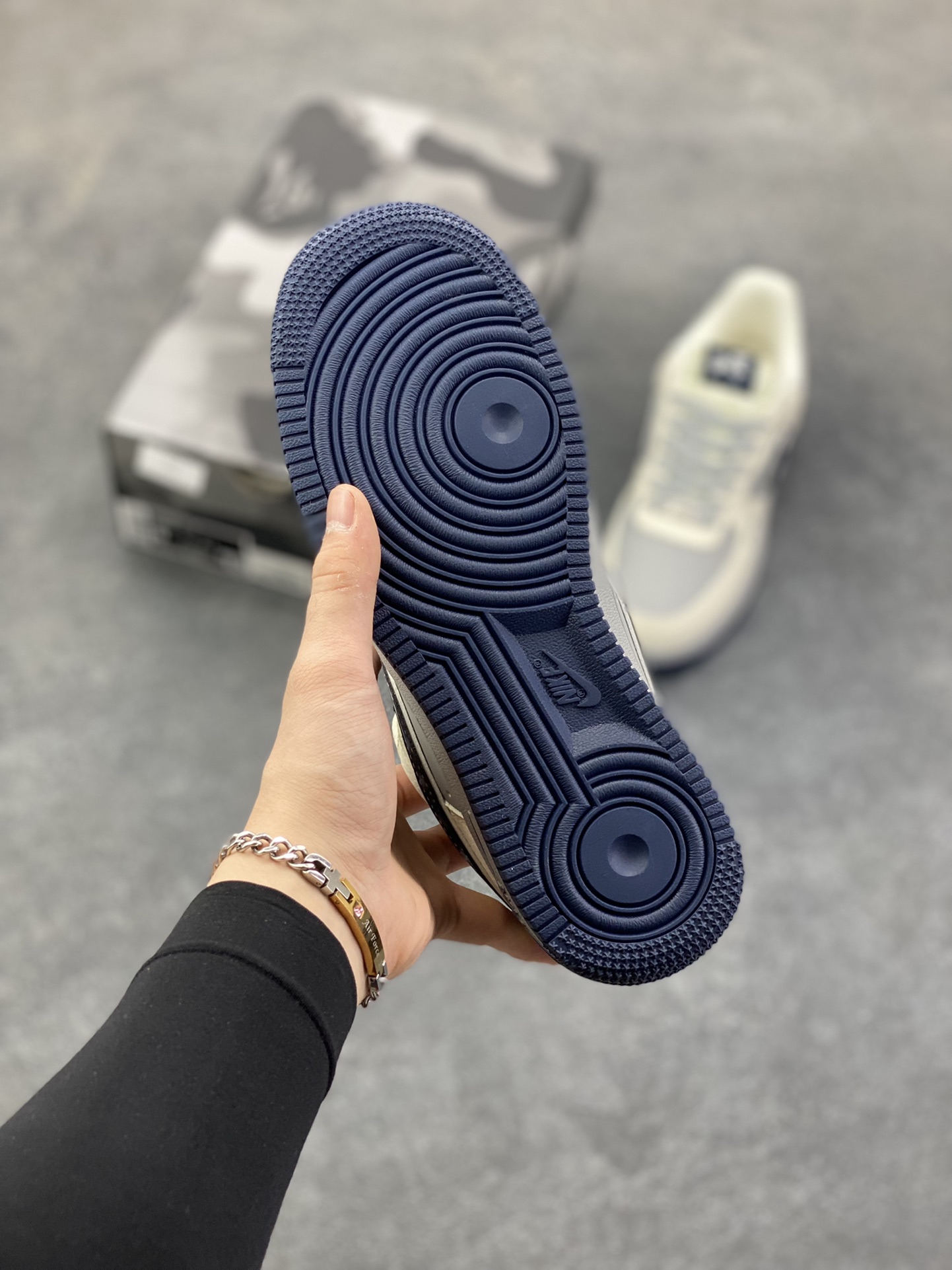 图片[5]-NIke Air Force 1 \’07 Low “猿人头BaPe联名-米灰蓝”空军一号 低帮 运动鞋 休闲鞋 折边针车 工艺难度大 原楦头原纸板 原装鞋盒 定制五金配件 内置全掌气垫 原厂鞋底 货号：SM6668-111 尺码：36 36.5 37.5 38 38.5 39 40 40.5 41 42 42.5 43 44 44.5 45-选品中心