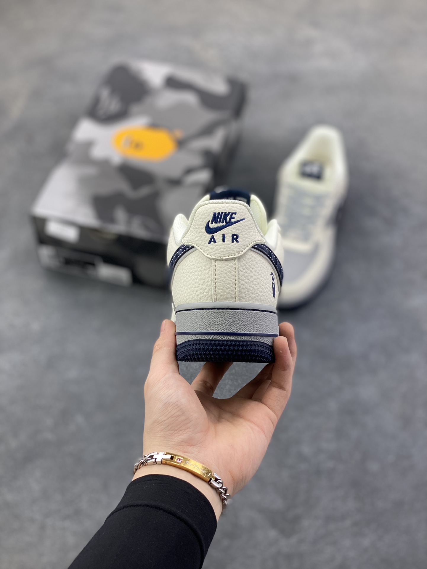 图片[4]-NIke Air Force 1 \’07 Low “猿人头BaPe联名-米灰蓝”空军一号 低帮 运动鞋 休闲鞋 折边针车 工艺难度大 原楦头原纸板 原装鞋盒 定制五金配件 内置全掌气垫 原厂鞋底 货号：SM6668-111 尺码：36 36.5 37.5 38 38.5 39 40 40.5 41 42 42.5 43 44 44.5 45-选品中心