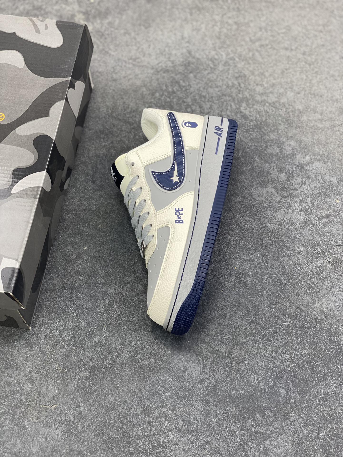 图片[7]-NIke Air Force 1 \’07 Low “猿人头BaPe联名-米灰蓝”空军一号 低帮 运动鞋 休闲鞋 折边针车 工艺难度大 原楦头原纸板 原装鞋盒 定制五金配件 内置全掌气垫 原厂鞋底 货号：SM6668-111 尺码：36 36.5 37.5 38 38.5 39 40 40.5 41 42 42.5 43 44 44.5 45-选品中心