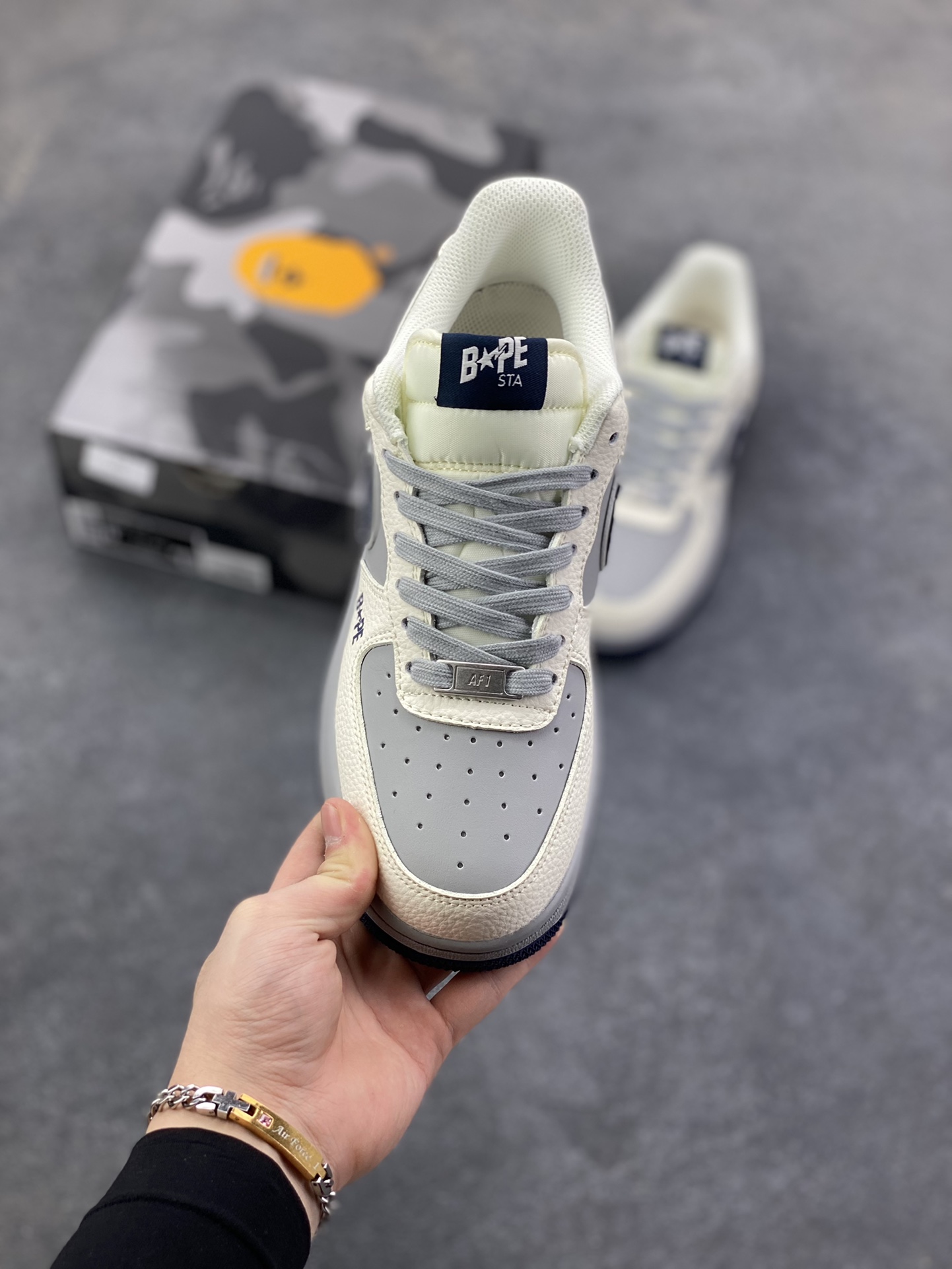 图片[2]-NIke Air Force 1 \’07 Low “猿人头BaPe联名-米灰蓝”空军一号 低帮 运动鞋 休闲鞋 折边针车 工艺难度大 原楦头原纸板 原装鞋盒 定制五金配件 内置全掌气垫 原厂鞋底 货号：SM6668-111 尺码：36 36.5 37.5 38 38.5 39 40 40.5 41 42 42.5 43 44 44.5 45-选品中心