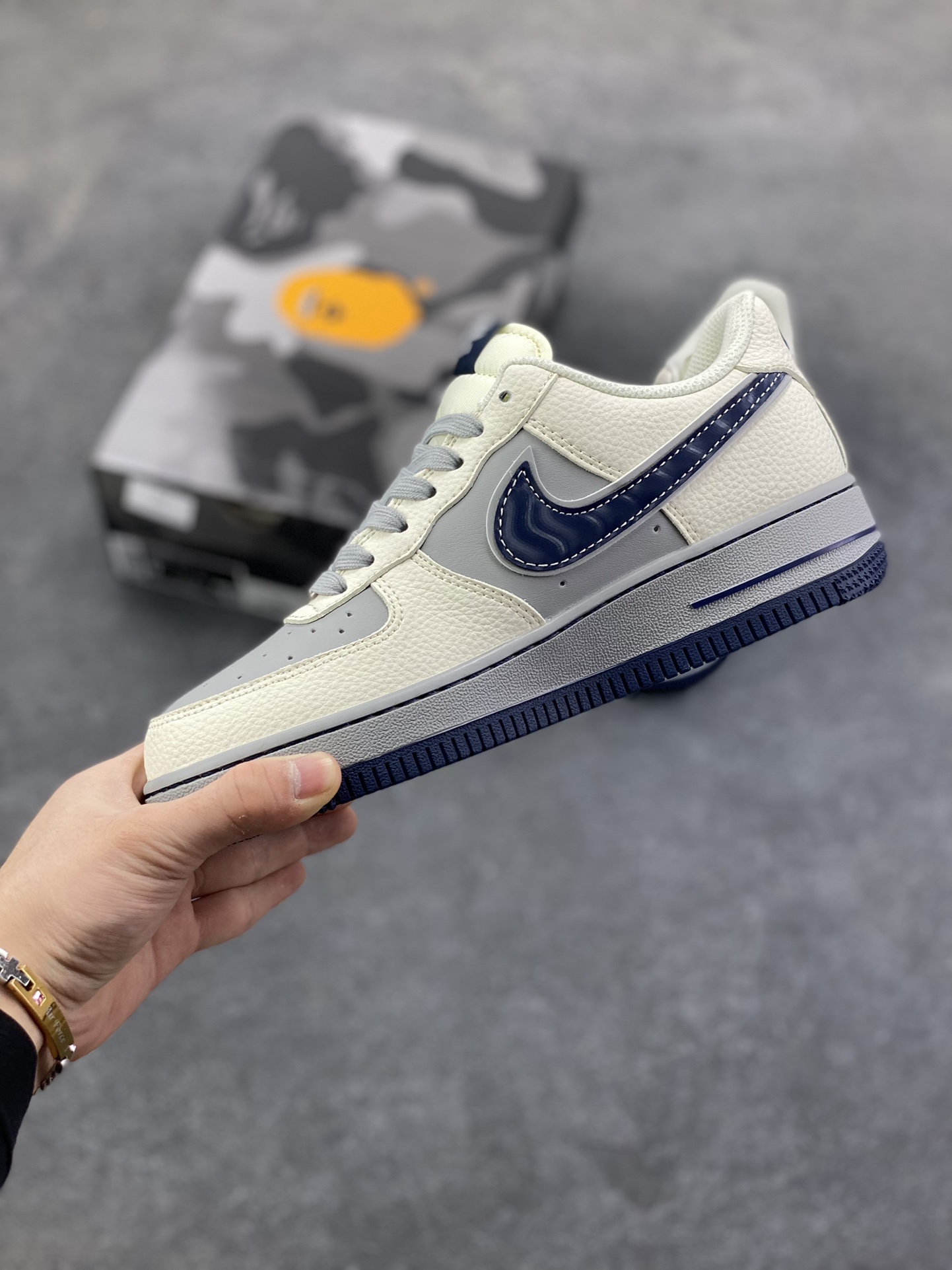 图片[3]-NIke Air Force 1 \’07 Low “猿人头BaPe联名-米灰蓝”空军一号 低帮 运动鞋 休闲鞋 折边针车 工艺难度大 原楦头原纸板 原装鞋盒 定制五金配件 内置全掌气垫 原厂鞋底 货号：SM6668-111 尺码：36 36.5 37.5 38 38.5 39 40 40.5 41 42 42.5 43 44 44.5 45-选品中心