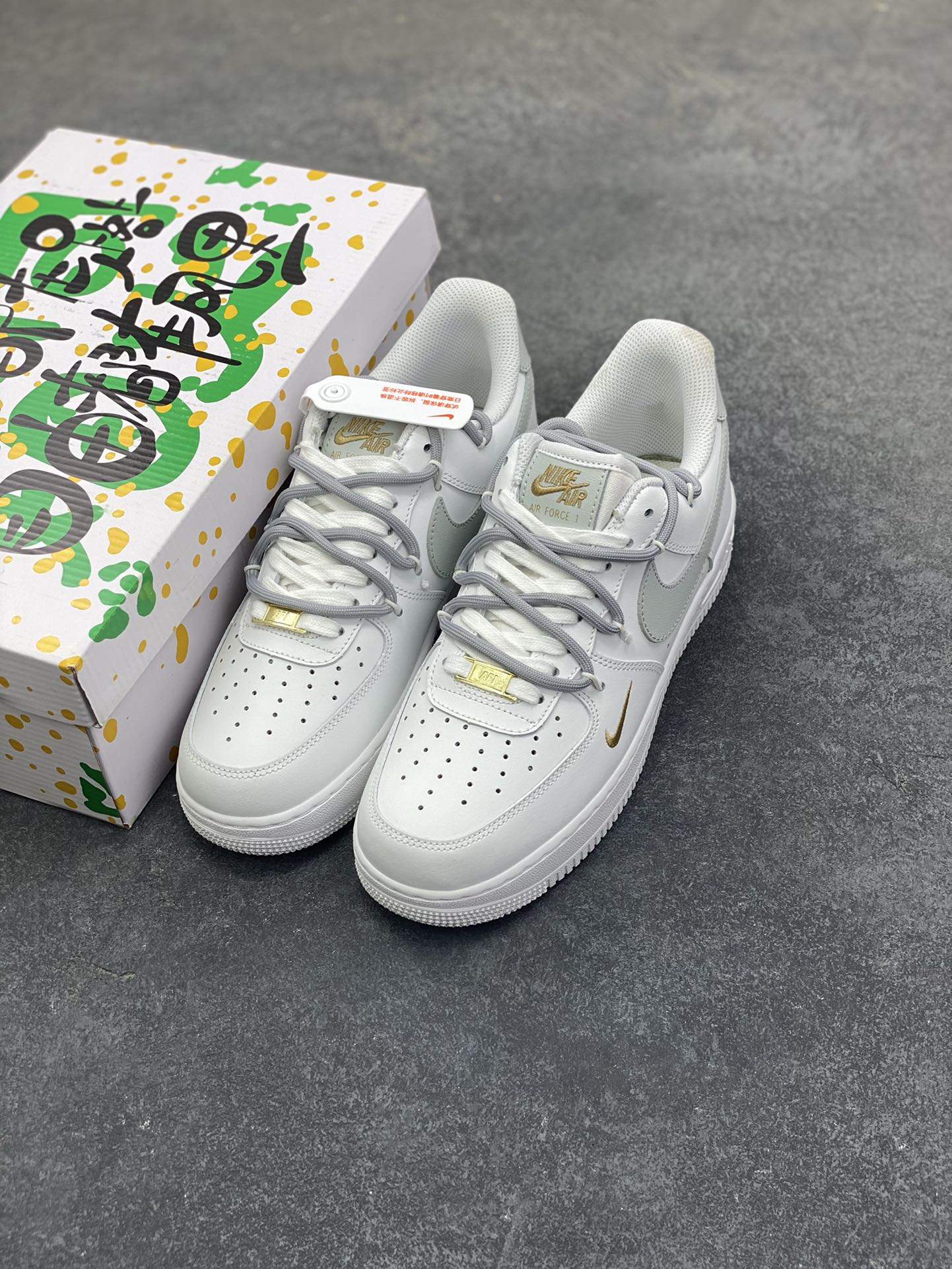 图片[8]-“灰金谧境”✨订制空军一号板鞋 该定制版球鞋选用原鞋款为Nike Air Force 1\’07空军一号，这是一款Nike Air Force 1 Low “白灰金双钩”鞋款，属于耐克空军一号系列的创意升级款。以白色皮革为基底，搭配浅灰色大Swoosh钩，鞋头侧面点缀金色迷你小钩，形成“大小钩”的层次设计，简约中透着精致感；鞋带采用白灰双色拼接，鞋扣处的金色细节进一步提升质感。 货号：CZ0170-106 尺码：36 36.5 37.5 38 38.5 39 40 40.5 41 42 42.5 43 44 44.5 45-选品中心