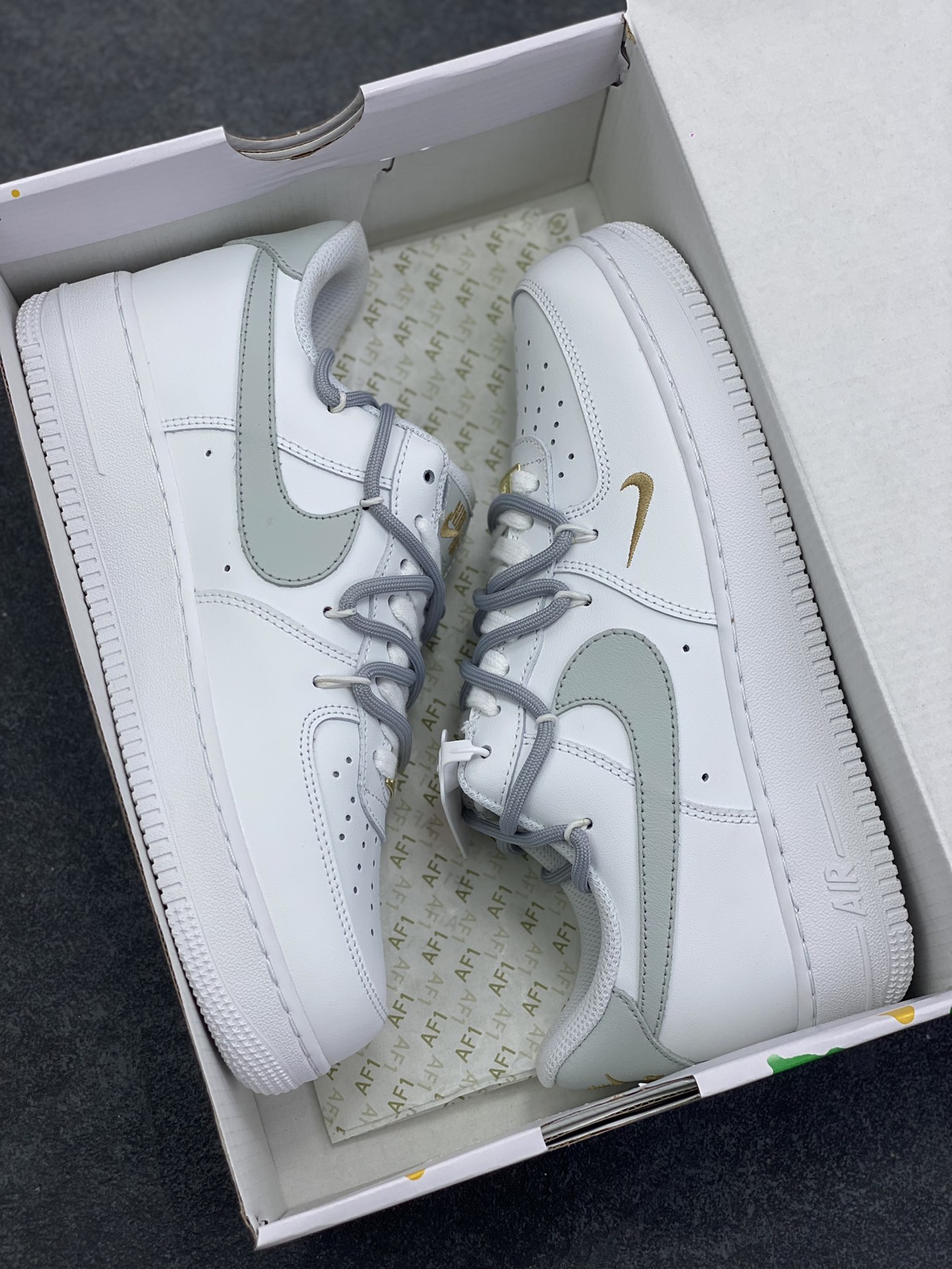 图片[9]-“灰金谧境”✨订制空军一号板鞋 该定制版球鞋选用原鞋款为Nike Air Force 1\’07空军一号，这是一款Nike Air Force 1 Low “白灰金双钩”鞋款，属于耐克空军一号系列的创意升级款。以白色皮革为基底，搭配浅灰色大Swoosh钩，鞋头侧面点缀金色迷你小钩，形成“大小钩”的层次设计，简约中透着精致感；鞋带采用白灰双色拼接，鞋扣处的金色细节进一步提升质感。 货号：CZ0170-106 尺码：36 36.5 37.5 38 38.5 39 40 40.5 41 42 42.5 43 44 44.5 45-选品中心